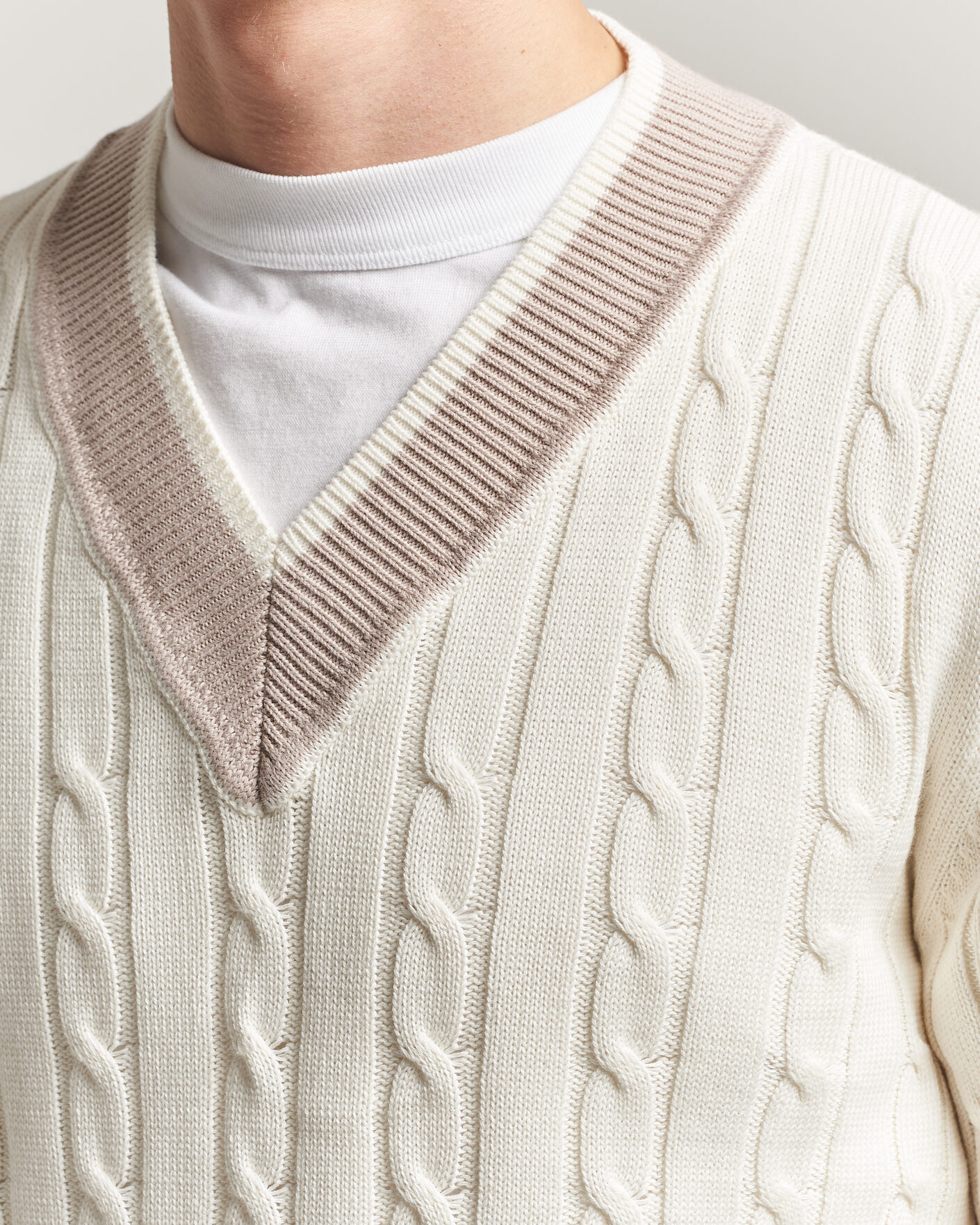 Herr | Tröjor | Morgano | Cable Knitted Cotton V-Neck White/Beige