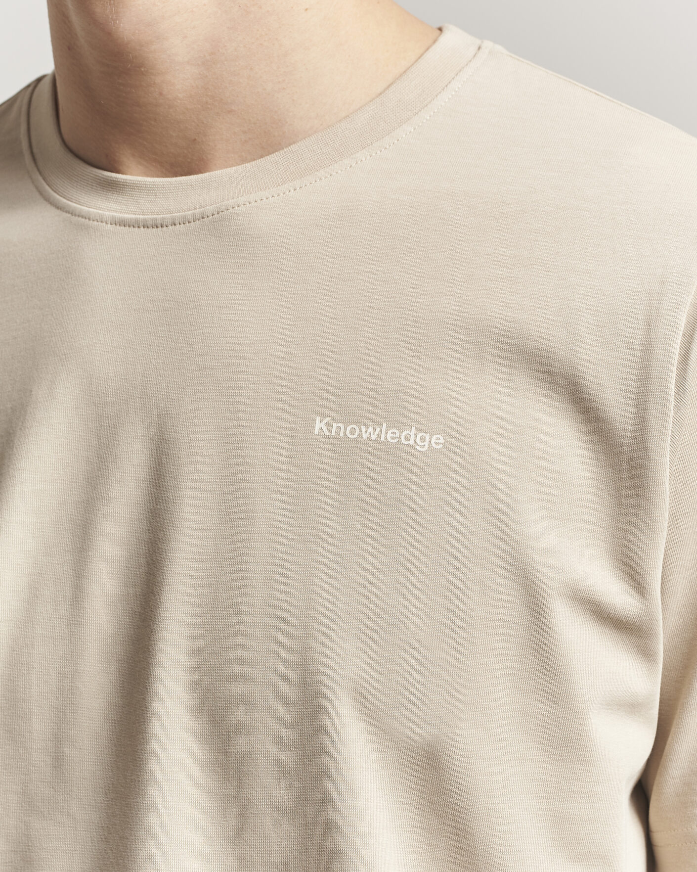 Herr | T-Shirts | KnowledgeCotton Apparel | Back Print T-Shirt Light Feather Grey