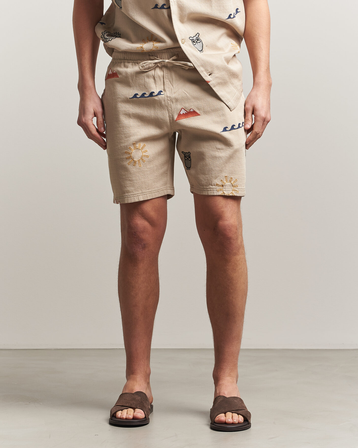 Herr | Shorts | KnowledgeCotton Apparel | Loose Embroidery Shorts Light Feather Grey