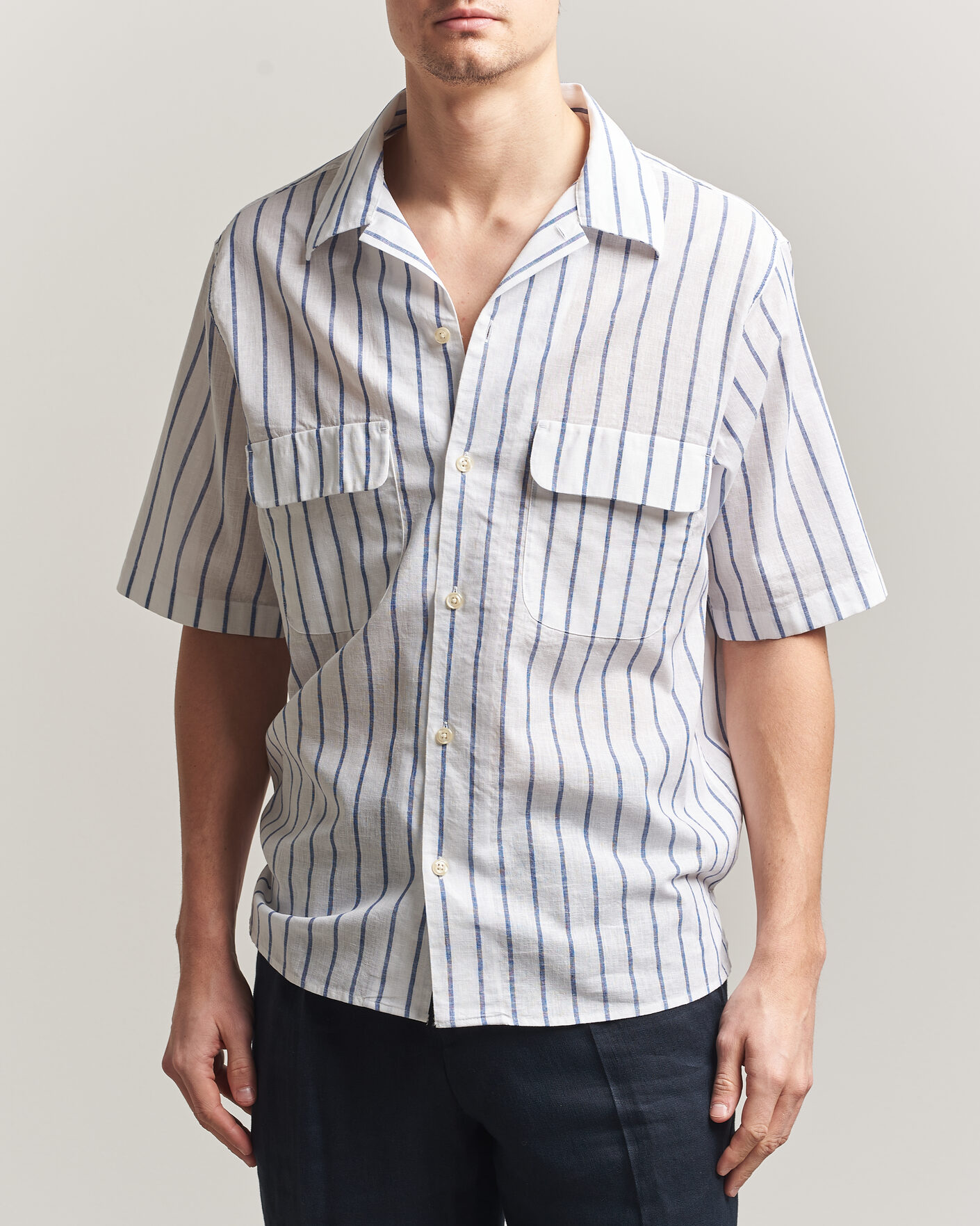 Herr | Skjortor | Oscar Jacobson | Striped Short Sleeve Linen Shirt Navy/White