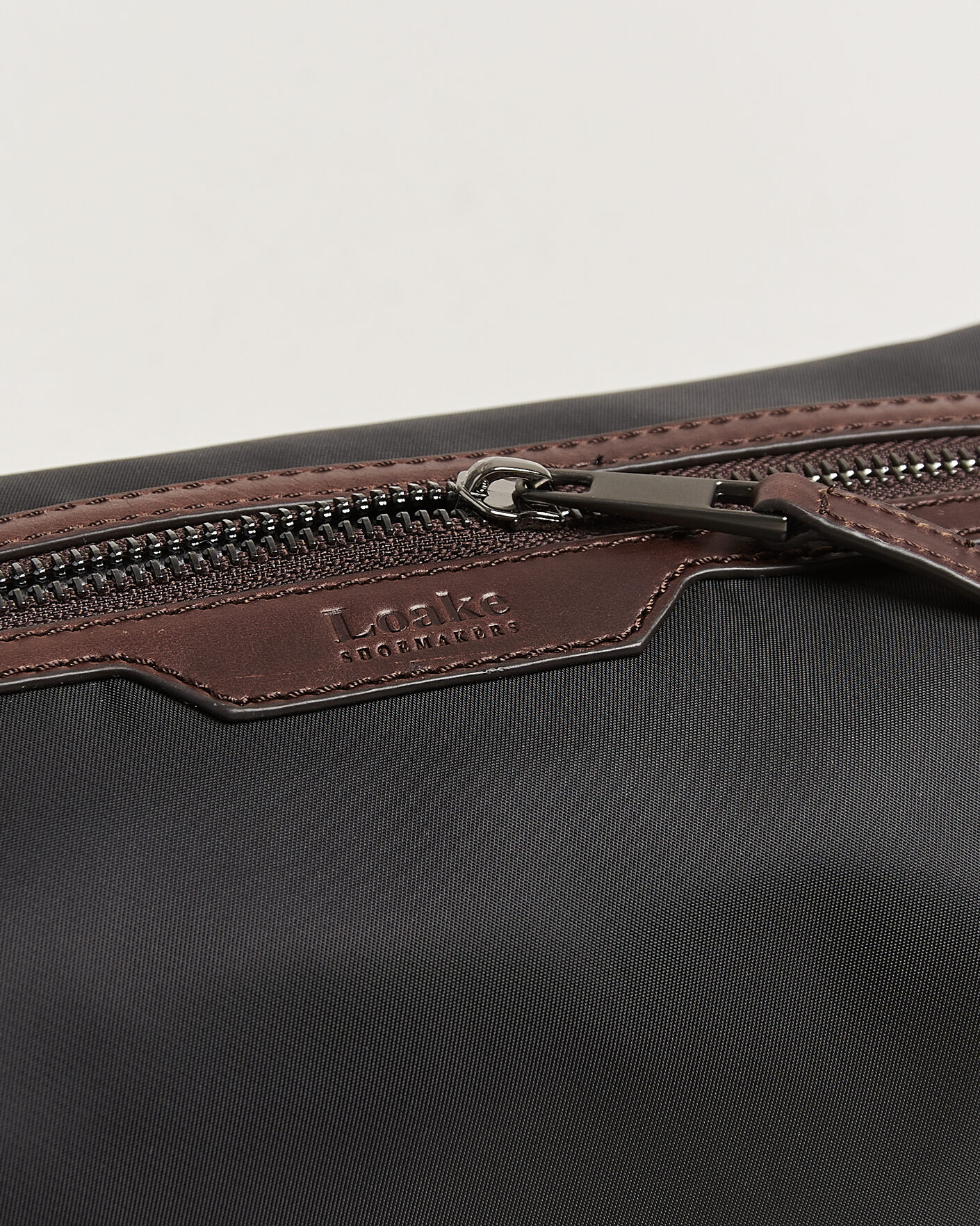 Herr | Väskor | Loake Shoemakers | Welland Nylon/Leather Washbag Black