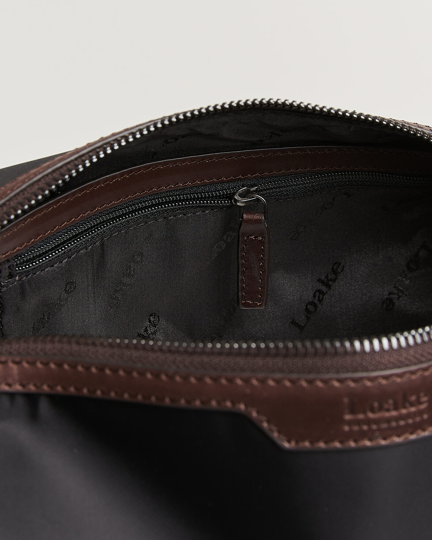 Herr | Väskor | Loake Shoemakers | Welland Nylon/Leather Washbag Black