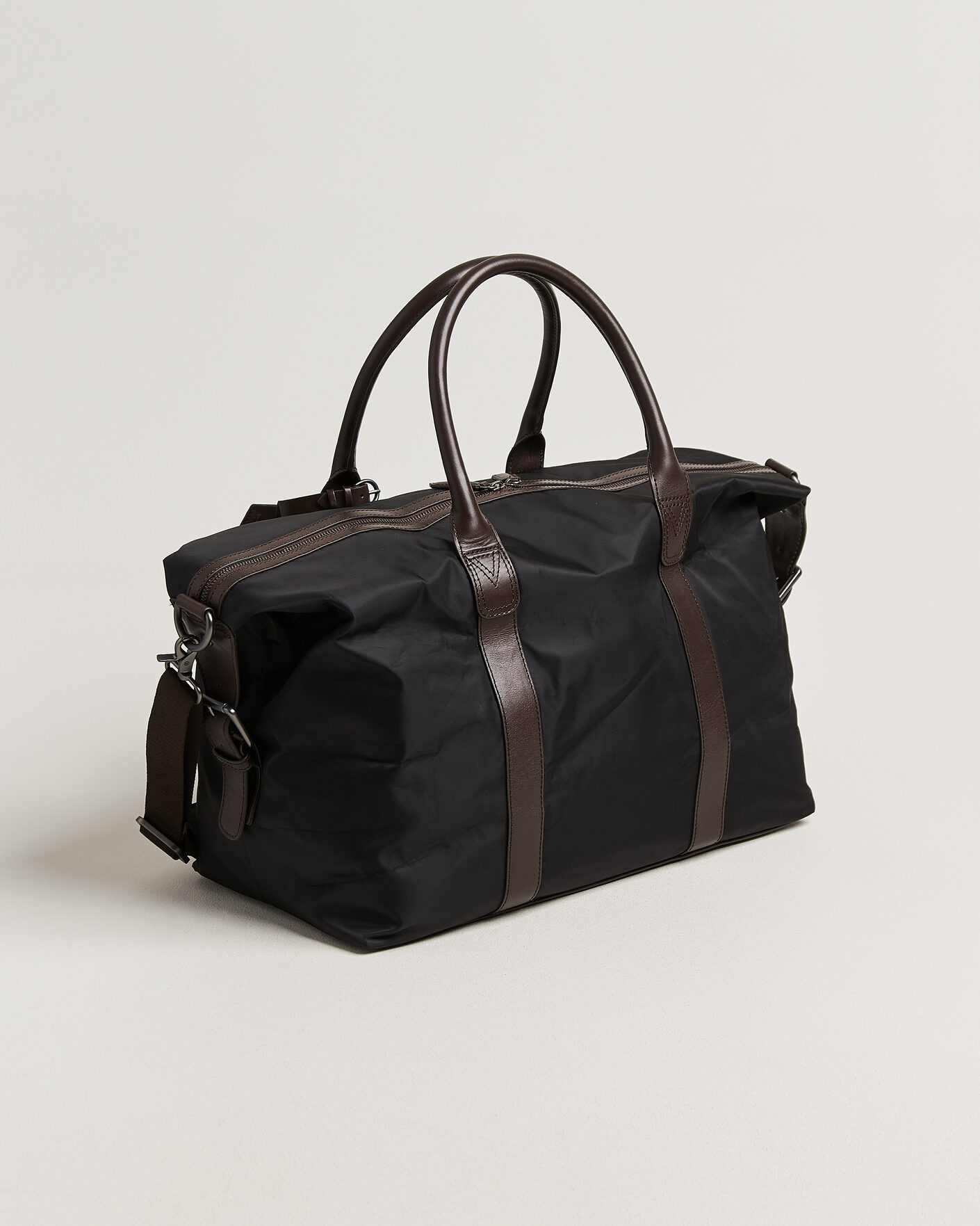 Herr | Väskor | Loake Shoemakers | Gower Nylon/Leather Holdall Black