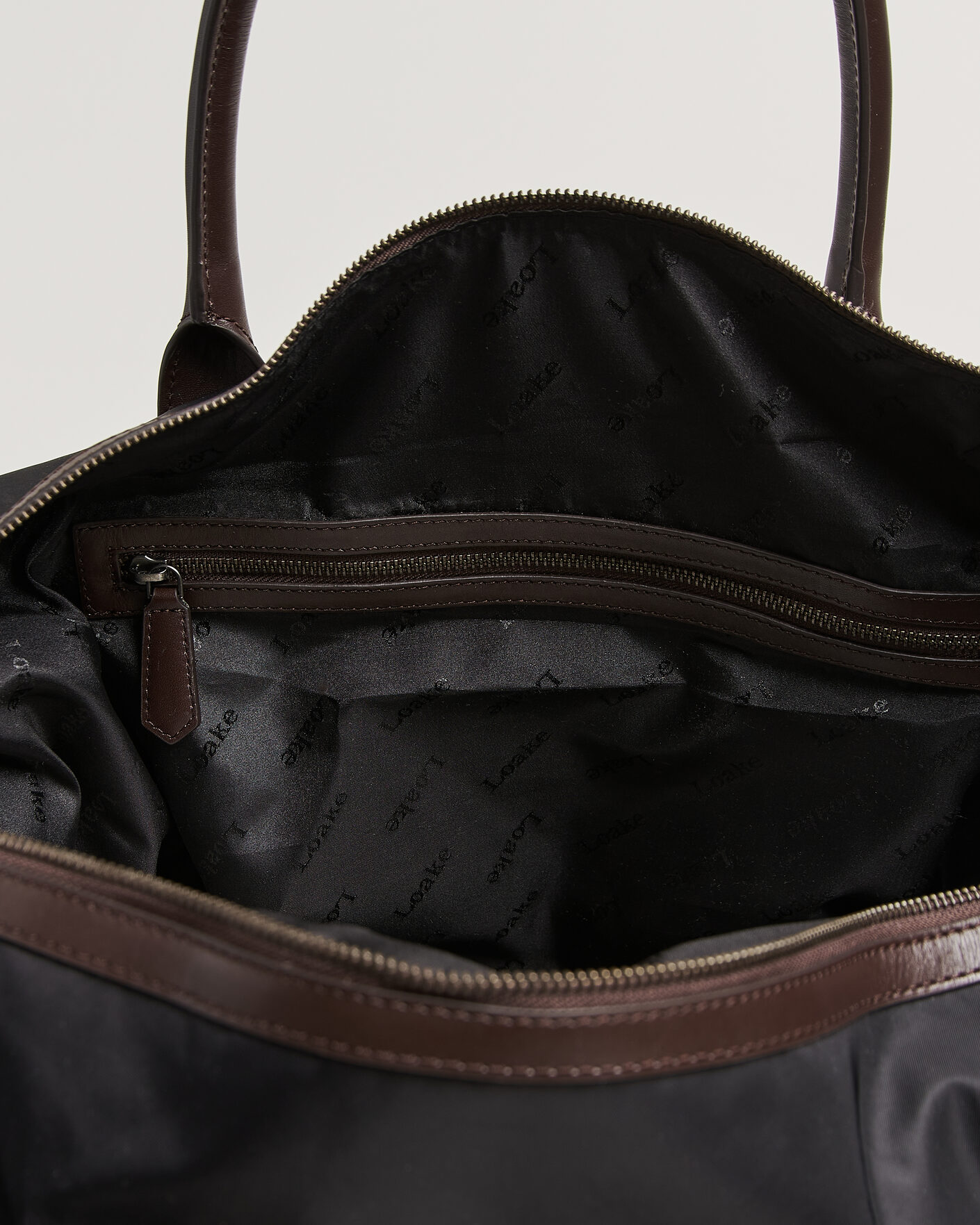 Herr | Väskor | Loake Shoemakers | Gower Nylon/Leather Holdall Black
