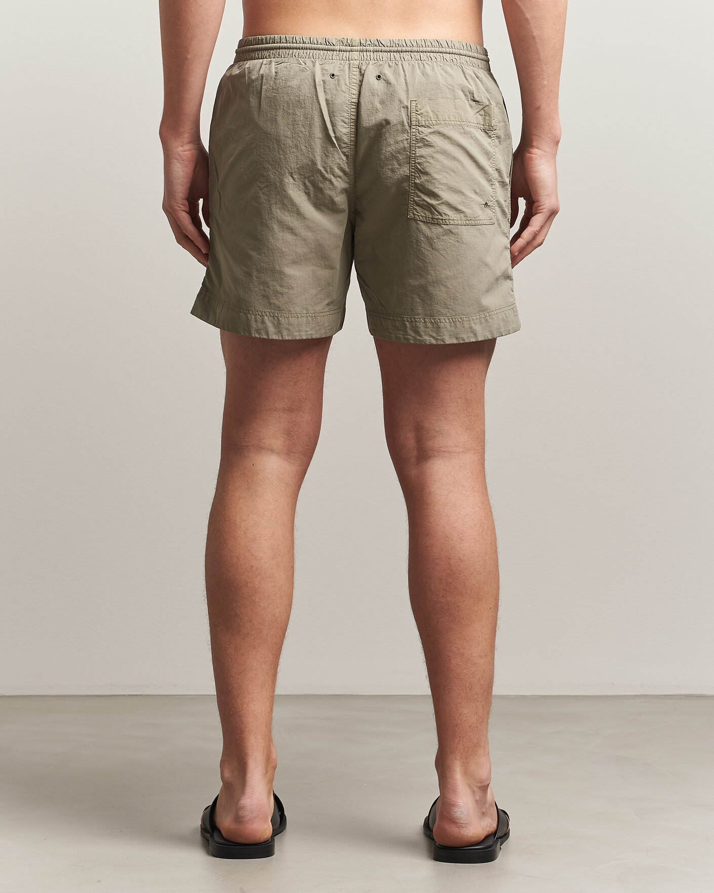 Herr | Badbyxor | Woolrich | Solid Garment Dyed Swimshorts Smokey Olive