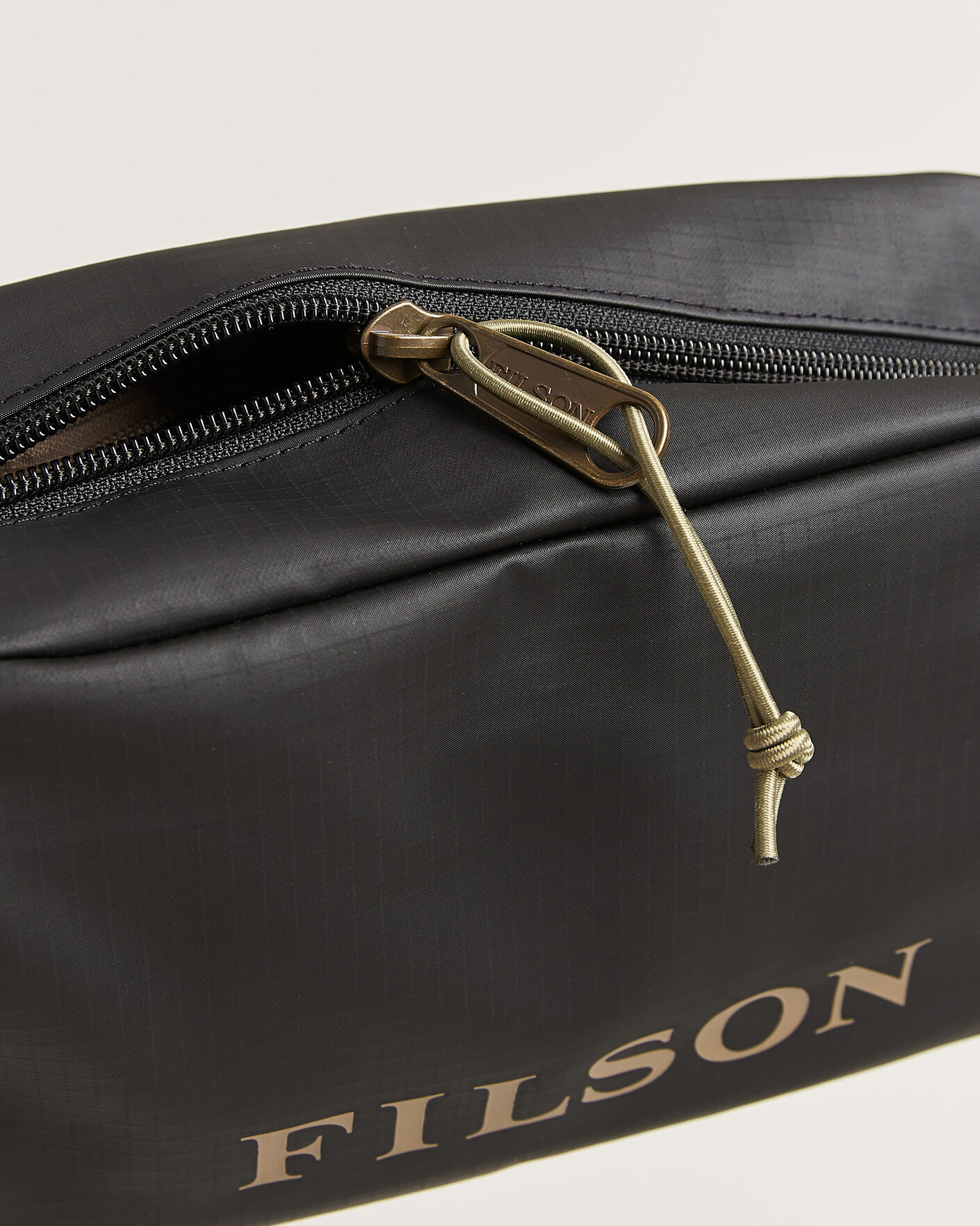 Herr | Väskor | Filson | All Weather Travel Pack Black