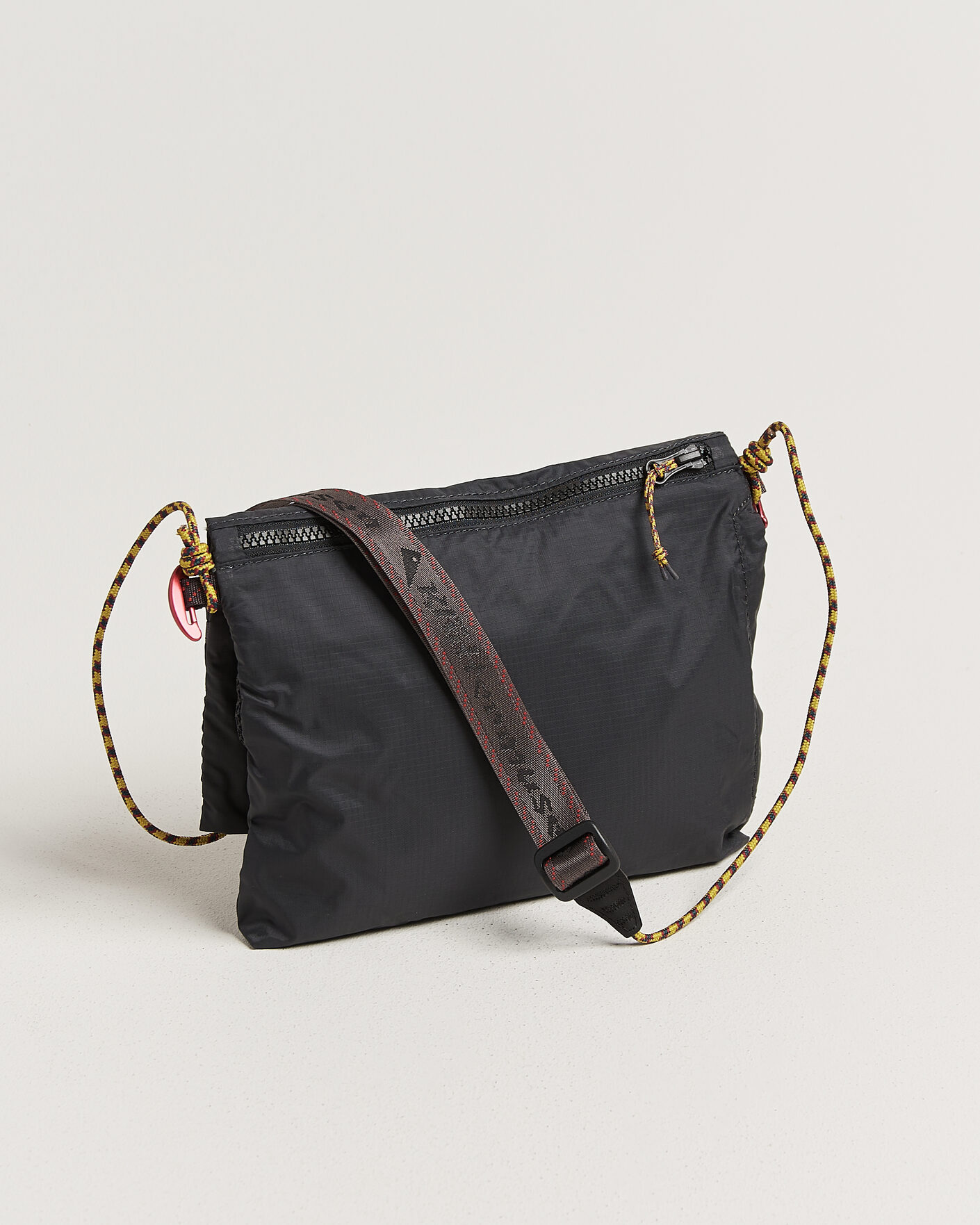 Herr | Väskor | Klättermusen | Algir Foldover Bag Raven