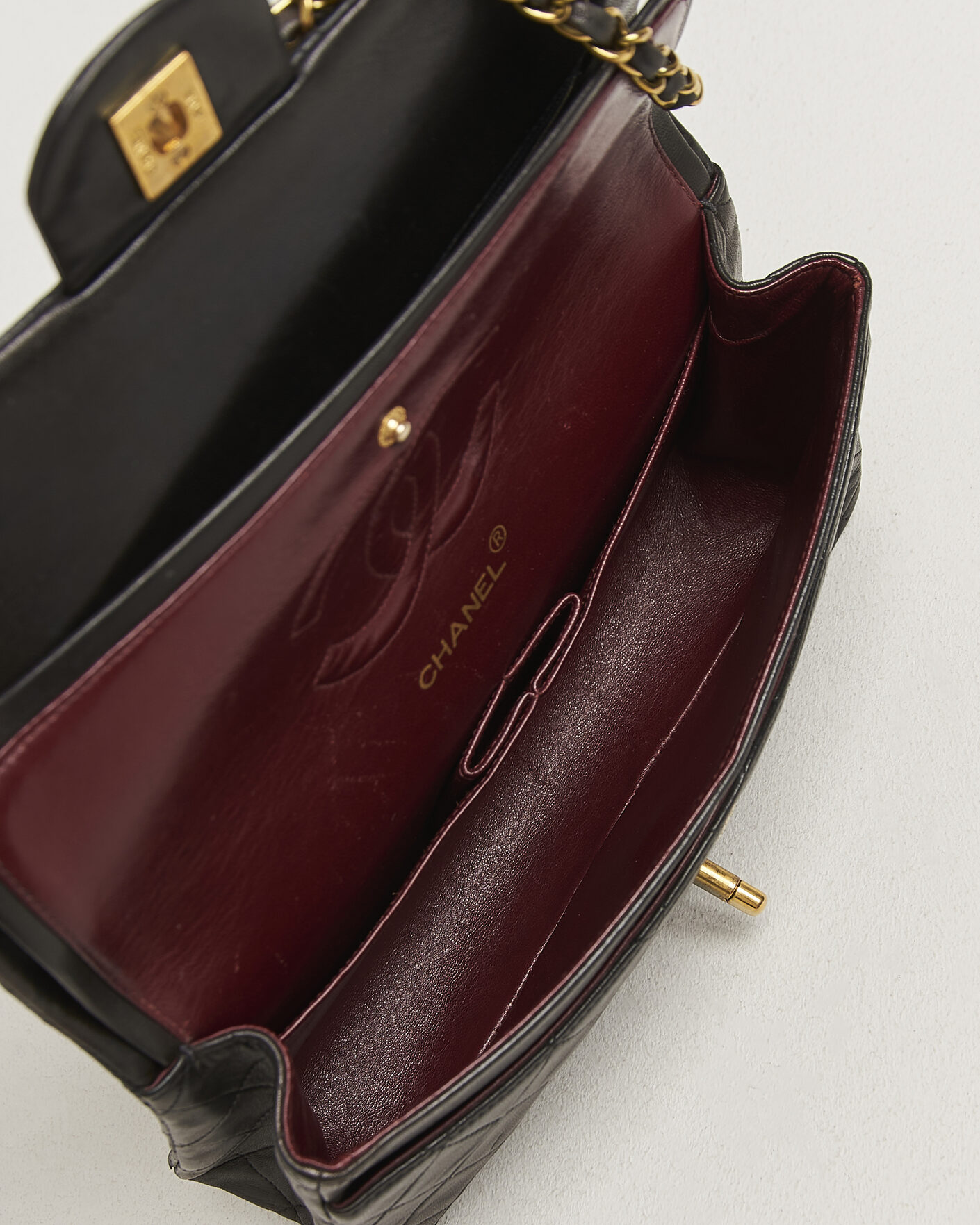 Herr | Pre-Owned & Vintage Bags | Chanel Pre-Owned | Classic Medium Double Flap Bag Black