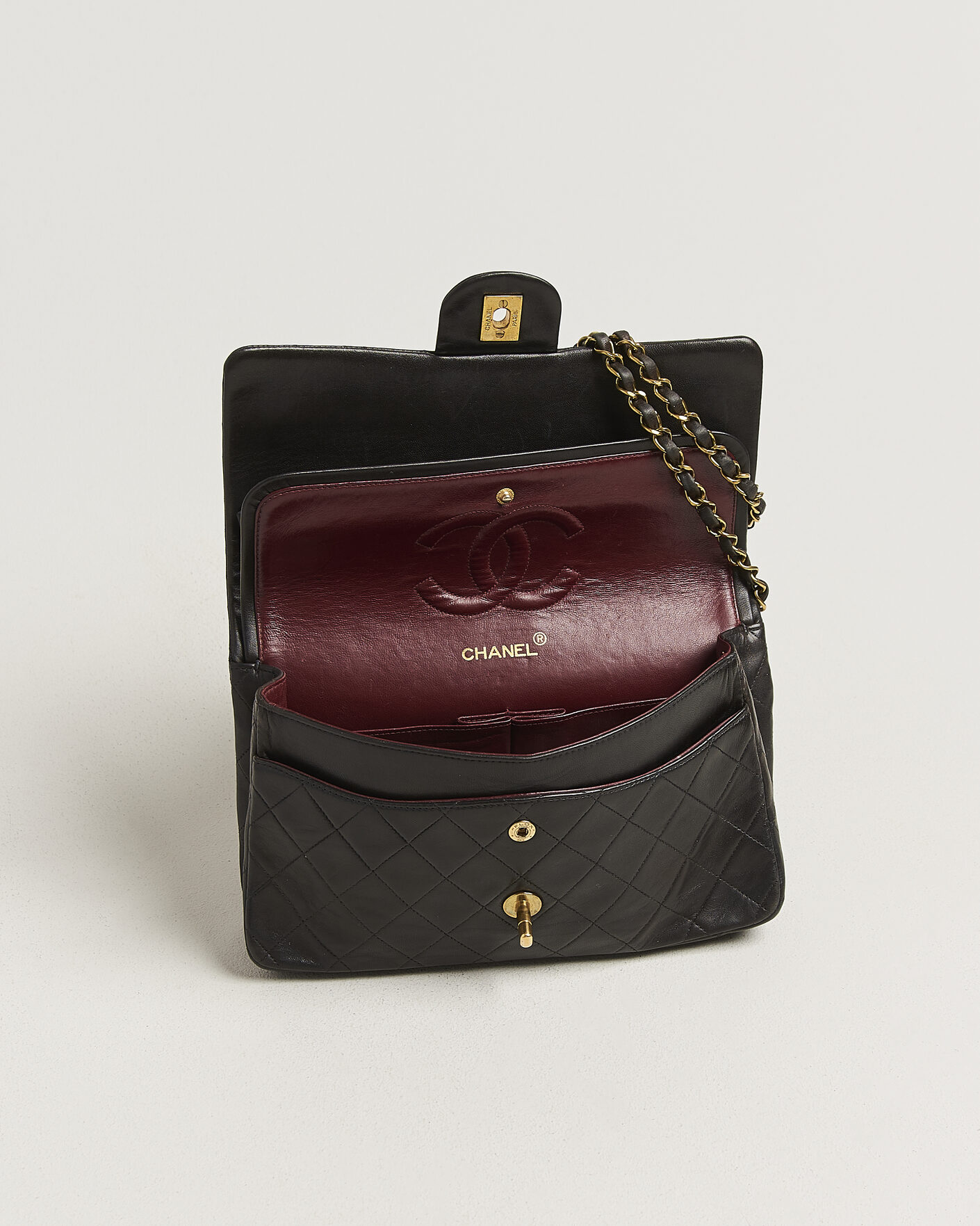 Herr | Pre-Owned & Vintage Bags | Chanel Pre-Owned | Classic Medium Double Flap Bag Black