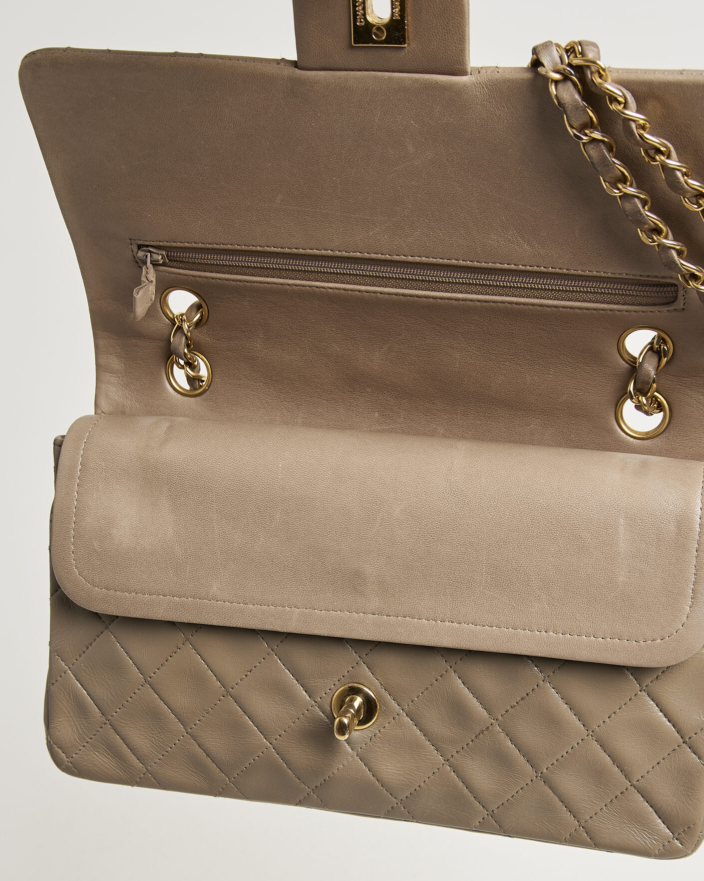 Herr | Pre-Owned & Vintage Bags | Chanel Pre-Owned | Classic Medium Double Flap Bag Lambskin Beige