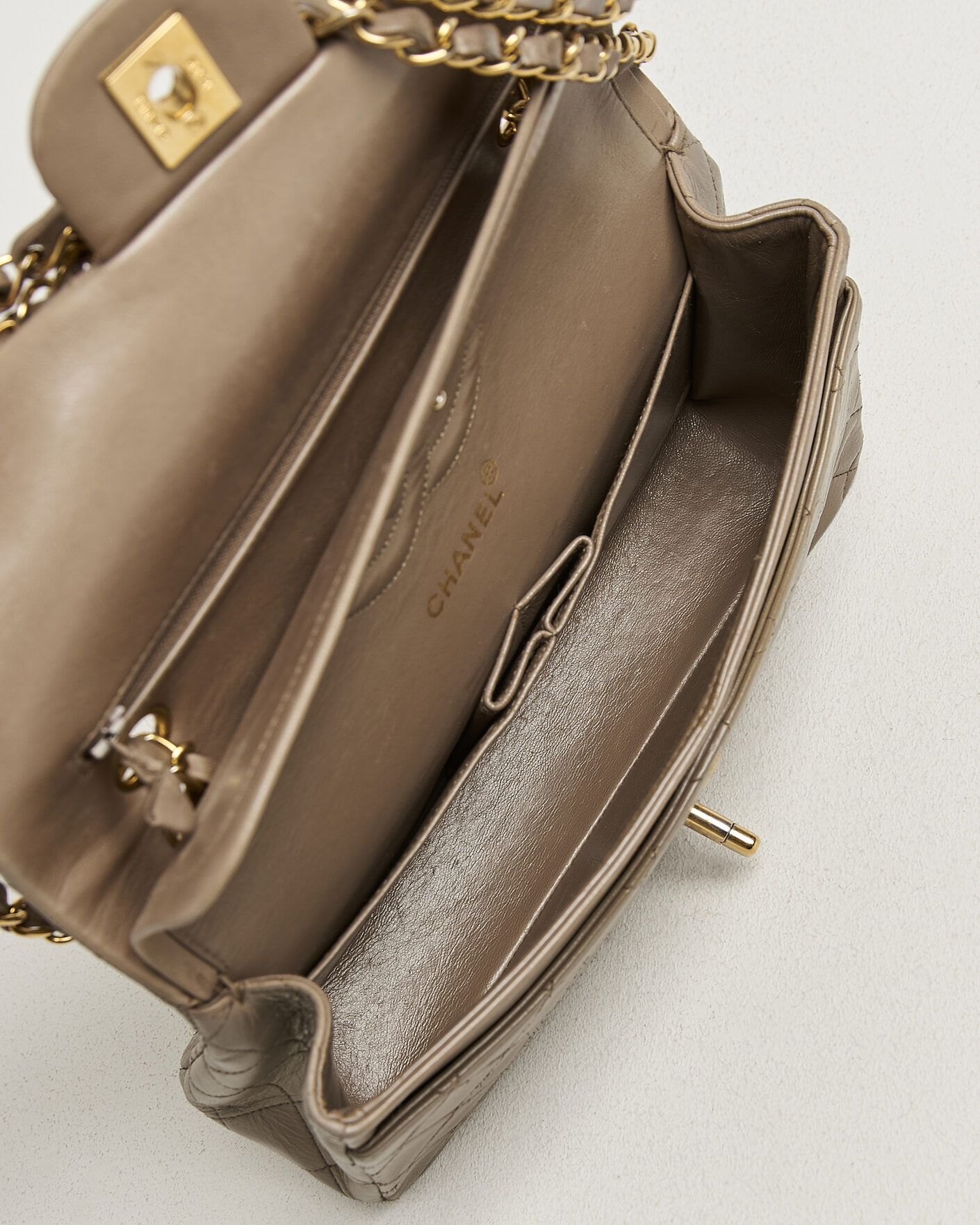 Herr | Pre-Owned & Vintage Bags | Chanel Pre-Owned | Classic Medium Double Flap Bag Lambskin Beige