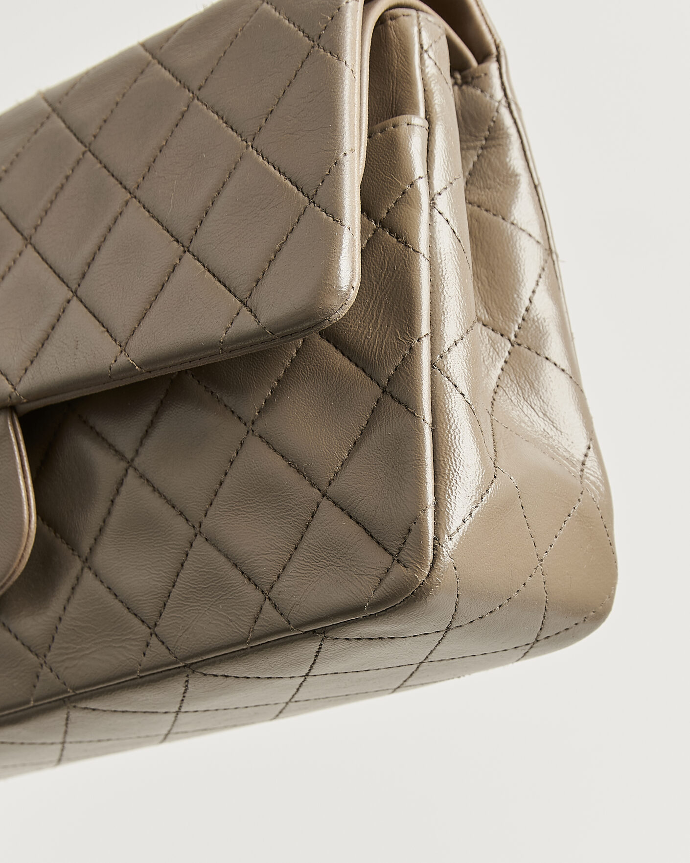 Herr | Pre-Owned & Vintage Bags | Chanel Pre-Owned | Classic Medium Double Flap Bag Lambskin Beige