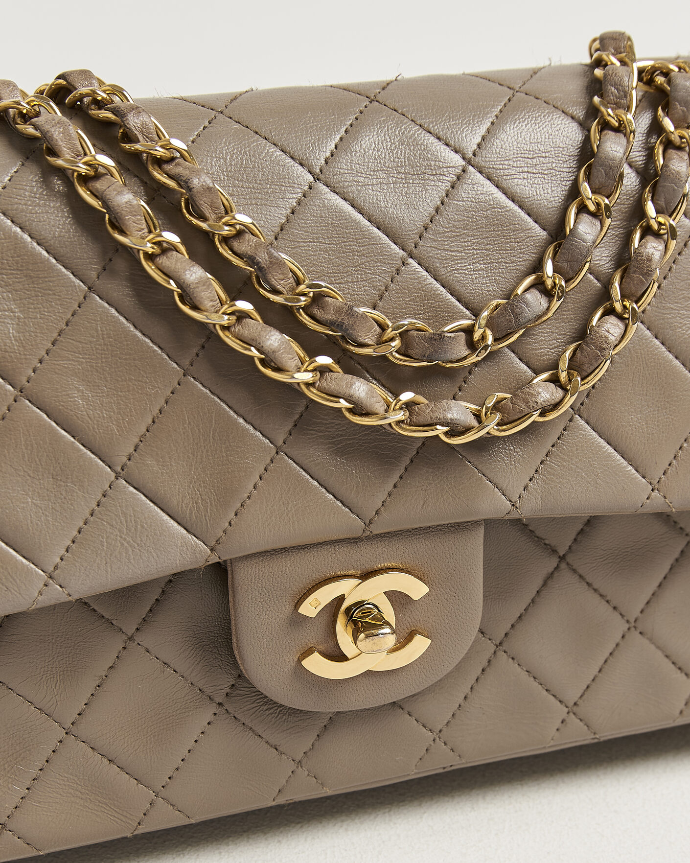 Herr | Pre-Owned & Vintage Bags | Chanel Pre-Owned | Classic Medium Double Flap Bag Lambskin Beige
