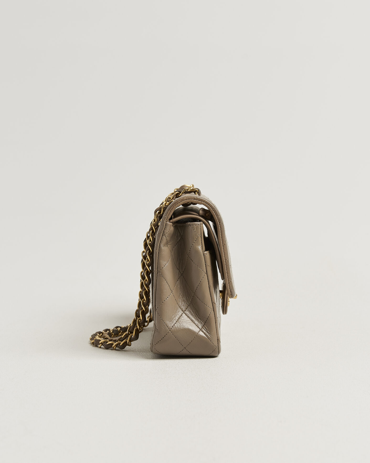 Herr | Pre-Owned & Vintage Bags | Chanel Pre-Owned | Classic Medium Double Flap Bag Lambskin Beige