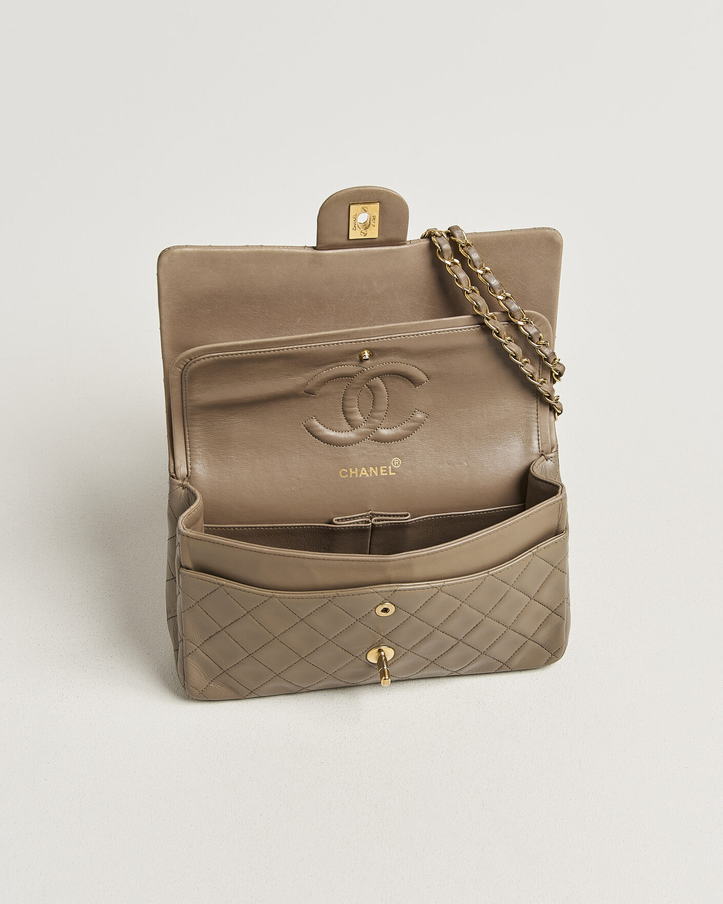 Herr | Pre-Owned & Vintage Bags | Chanel Pre-Owned | Classic Medium Double Flap Bag Lambskin Beige