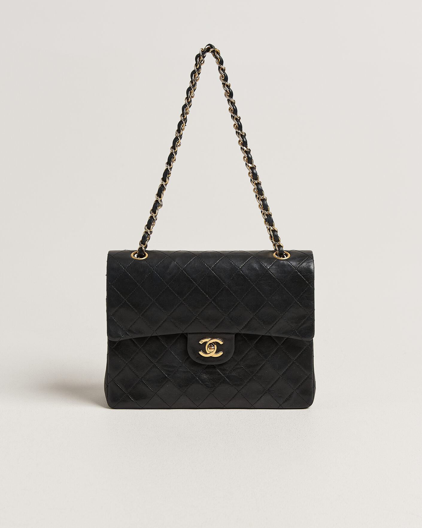 Herr | Pre-Owned & Vintage Bags | Chanel Pre-Owned | Classic Medium Square Double Flap Bag Lambskin Black