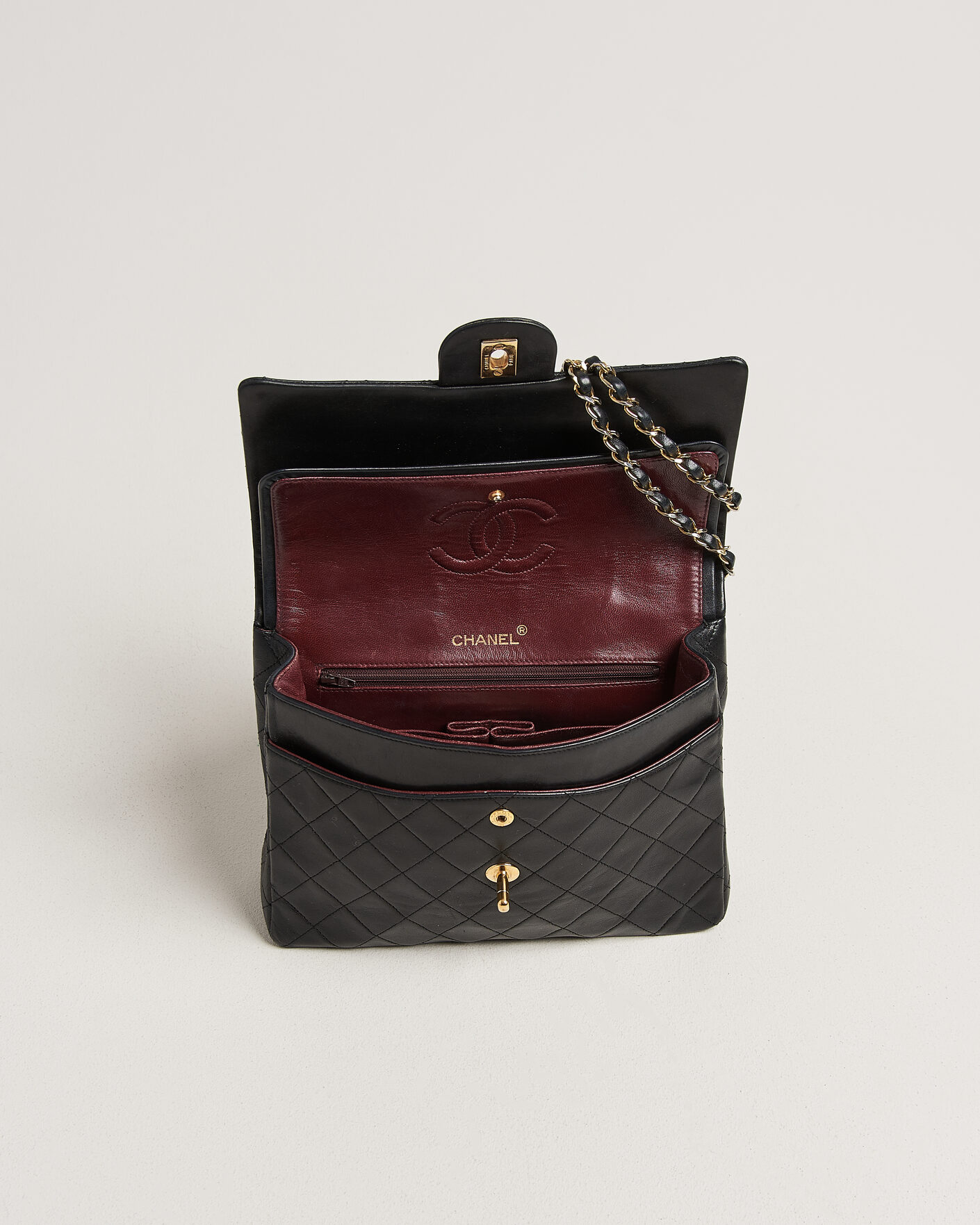 Herr | Pre-Owned & Vintage Bags | Chanel Pre-Owned | Classic Medium Square Double Flap Bag Lambskin Black