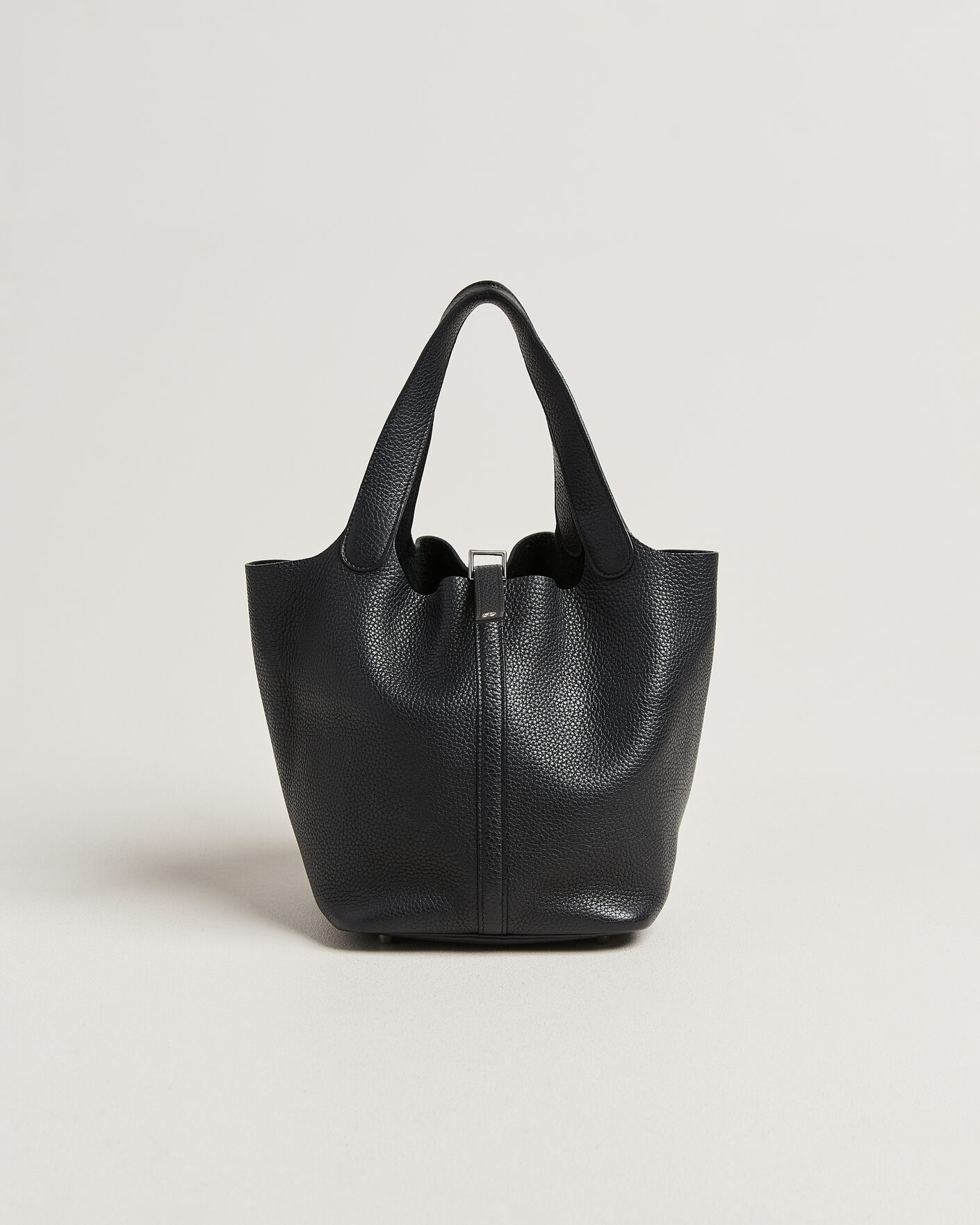 Herr | Pre-Owned & Vintage Bags | Hermès Pre-Owned | Picotin Lock 22 Taurillon Clemence Leather Black