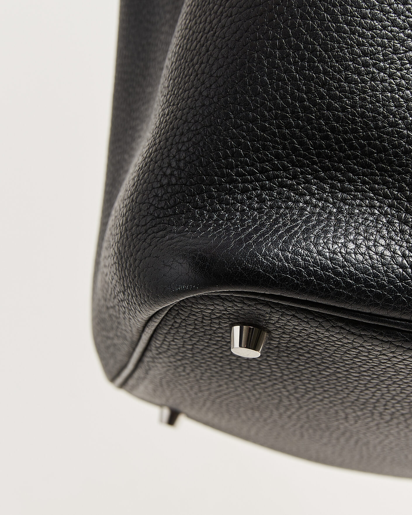 Herr | Pre-Owned & Vintage Bags | Hermès Pre-Owned | Picotin Lock 22 Taurillon Clemence Leather Black