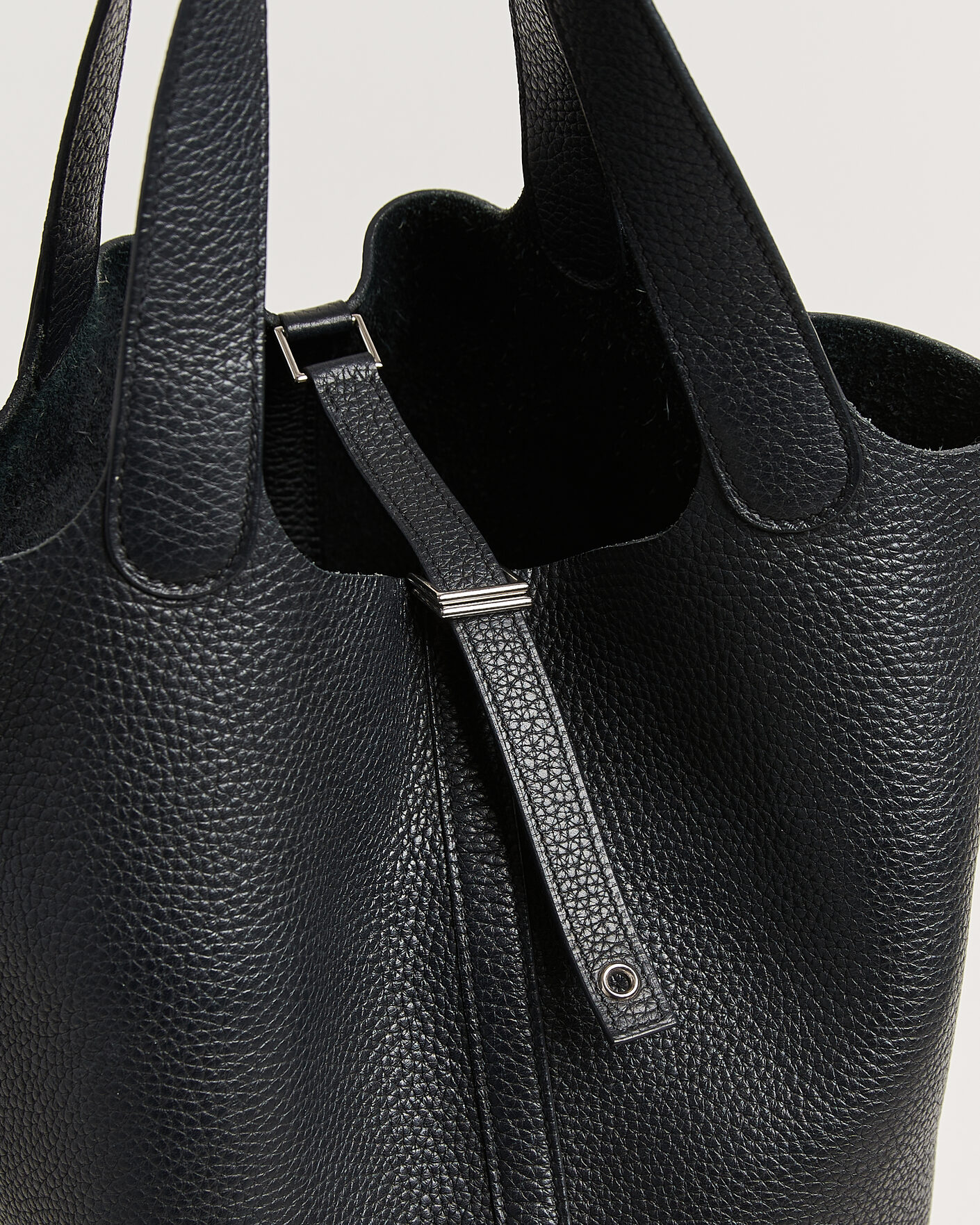 Herr | Pre-Owned & Vintage Bags | Hermès Pre-Owned | Picotin Lock 22 Taurillon Clemence Leather Black