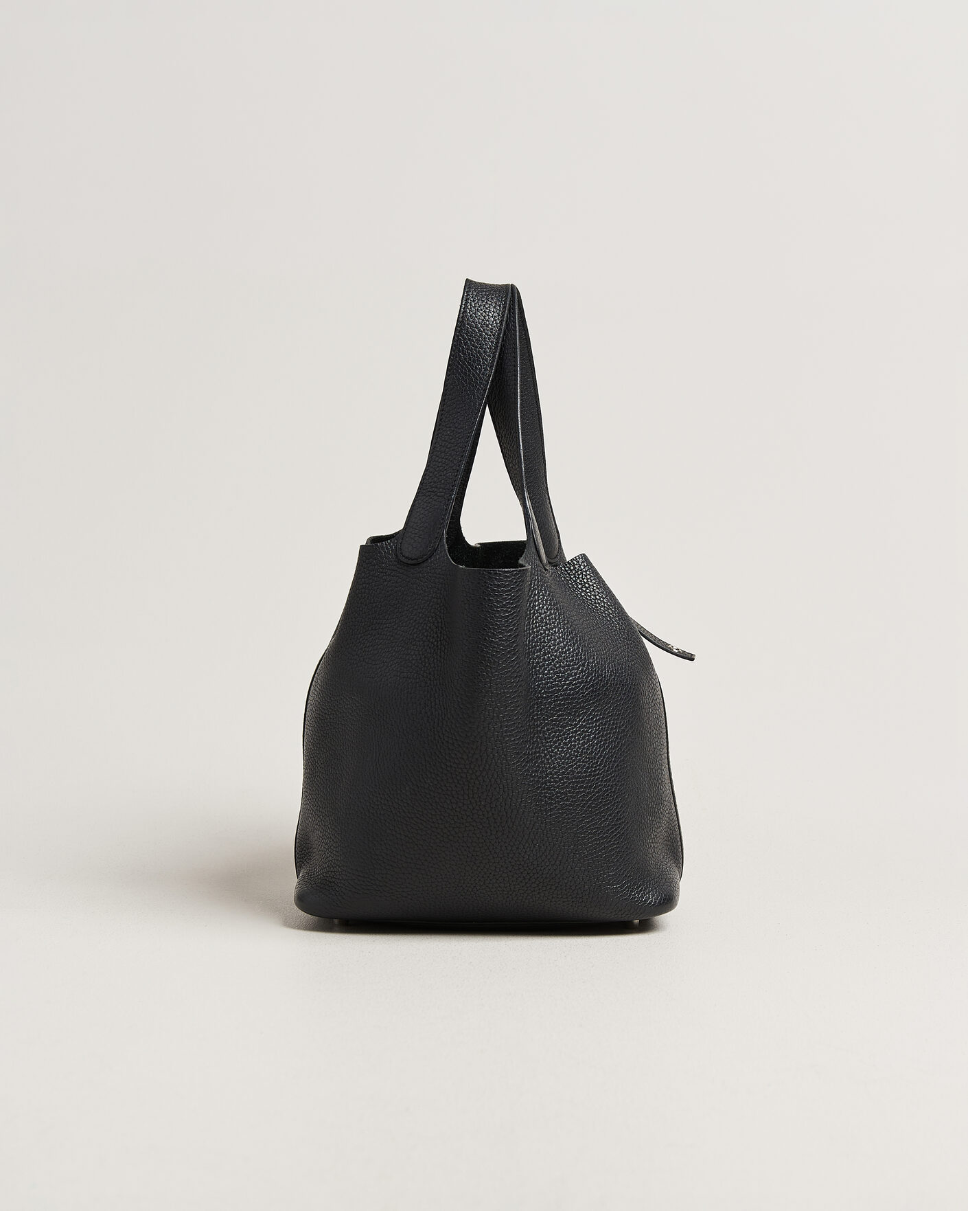 Herr | Pre-Owned & Vintage Bags | Hermès Pre-Owned | Picotin Lock 22 Taurillon Clemence Leather Black