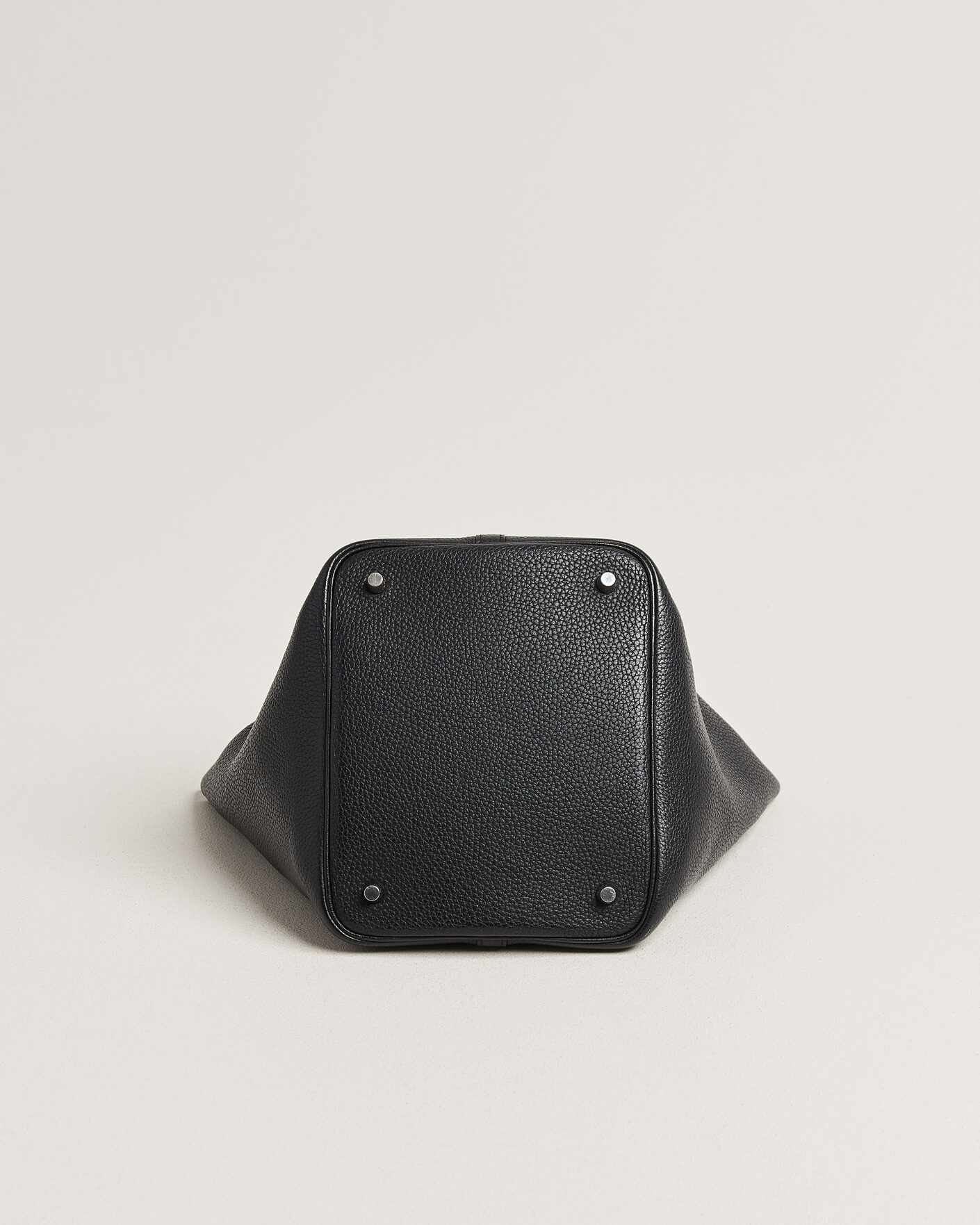 Herr | Pre-Owned & Vintage Bags | Hermès Pre-Owned | Picotin Lock 22 Taurillon Clemence Leather Black