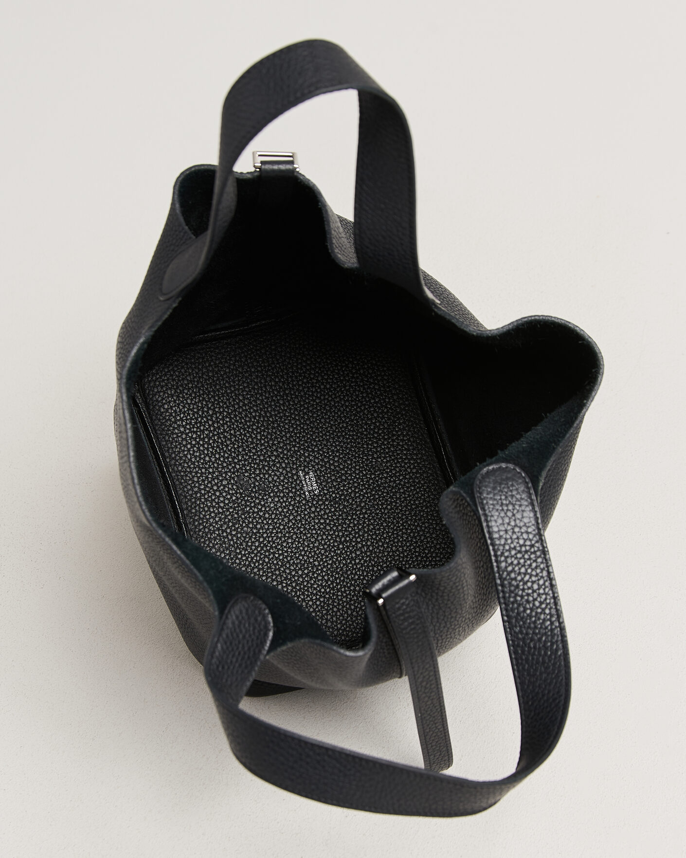 Herr | Pre-Owned & Vintage Bags | Hermès Pre-Owned | Picotin Lock 22 Taurillon Clemence Leather Black