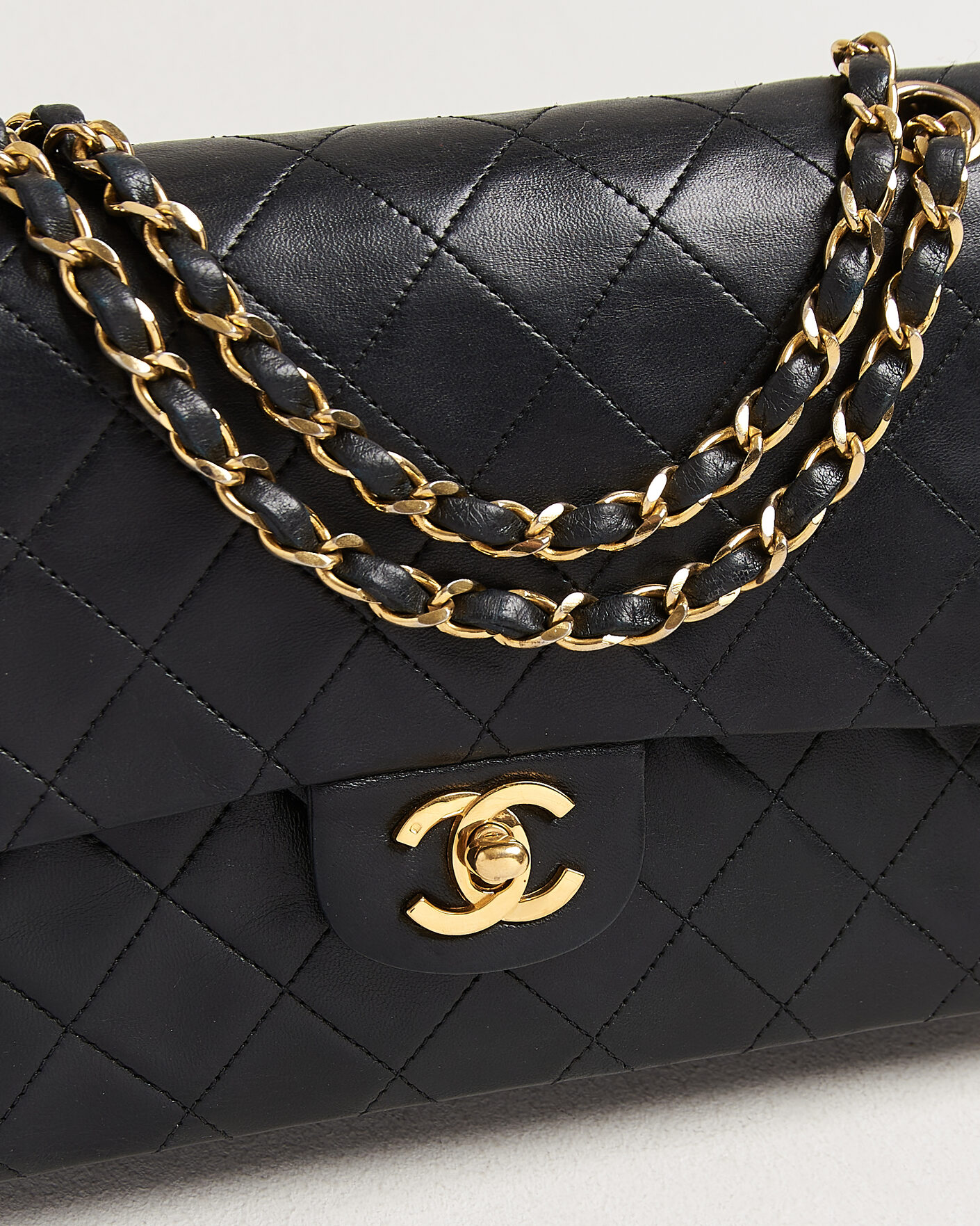 Herr | Pre-Owned & Vintage Bags | Chanel Pre-Owned | Classic Medium Double Flap Bag Lambskin Black