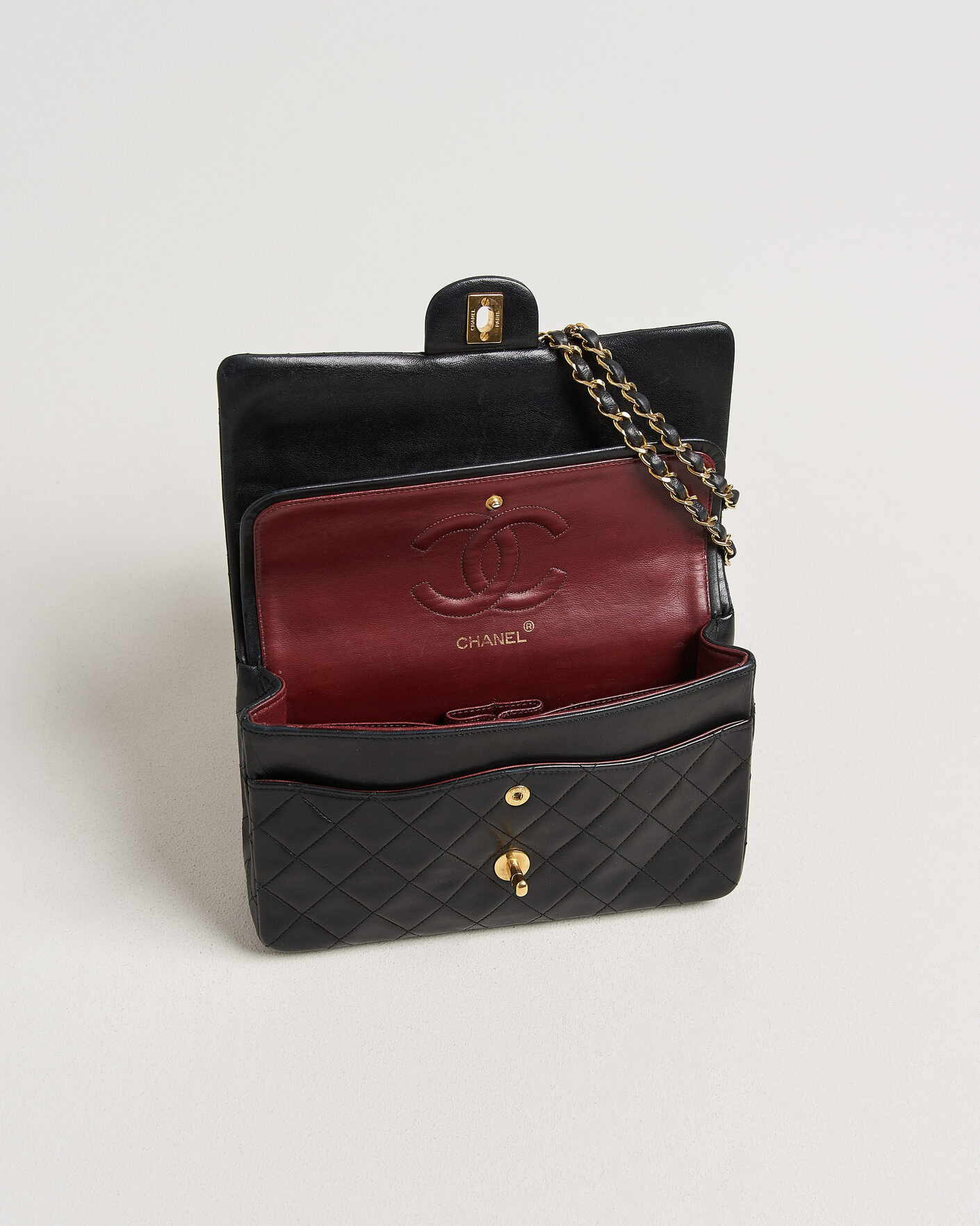 Herr | Pre-Owned & Vintage Bags | Chanel Pre-Owned | Classic Medium Double Flap Bag Lambskin Black