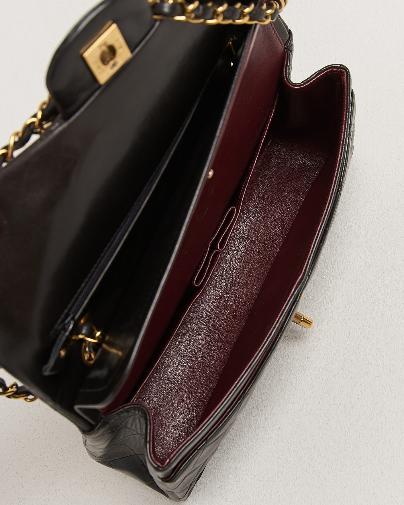 Herr | Pre-Owned & Vintage Bags | Chanel Pre-Owned | Classic Medium Double Flap Bag Lambskin Black