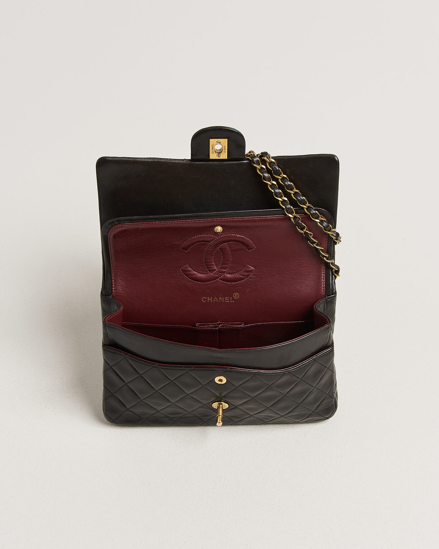 Herr | Pre-Owned & Vintage Bags | Chanel Pre-Owned | Classic Medium Double Flap Bag Lambskin Black