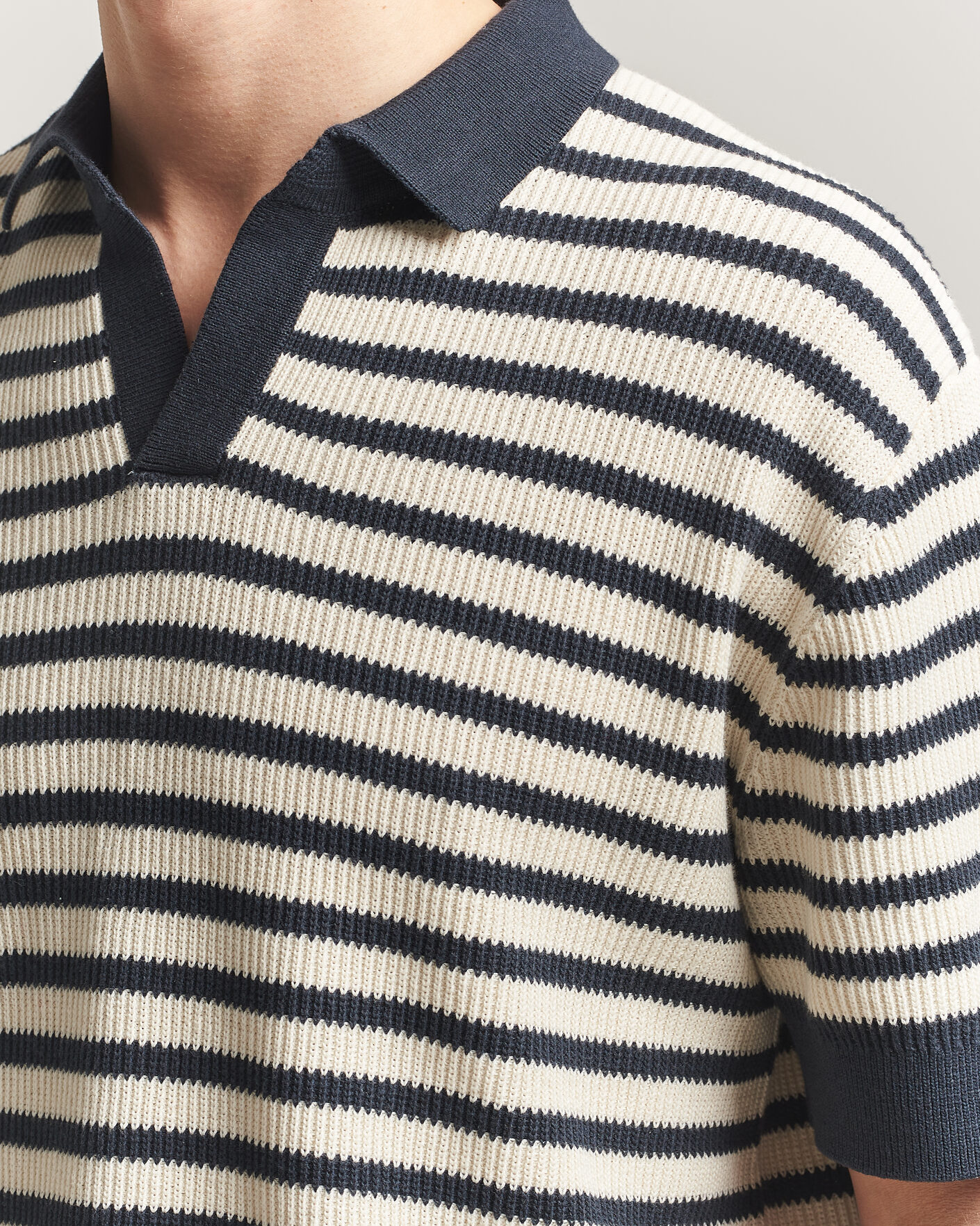 Herr | Pikéer | A Day's March | Jeremy Striped Knitted Polo Off White/Navy