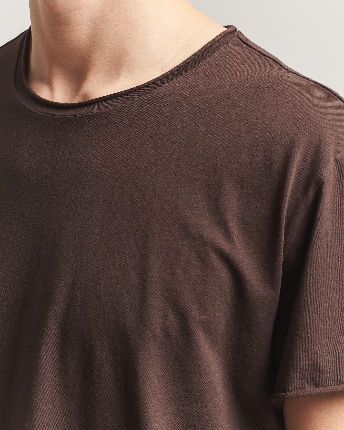 Herr | T-Shirts | Filippa K | Roll Neck Crew Neck T-Shirt Dark Chocolate