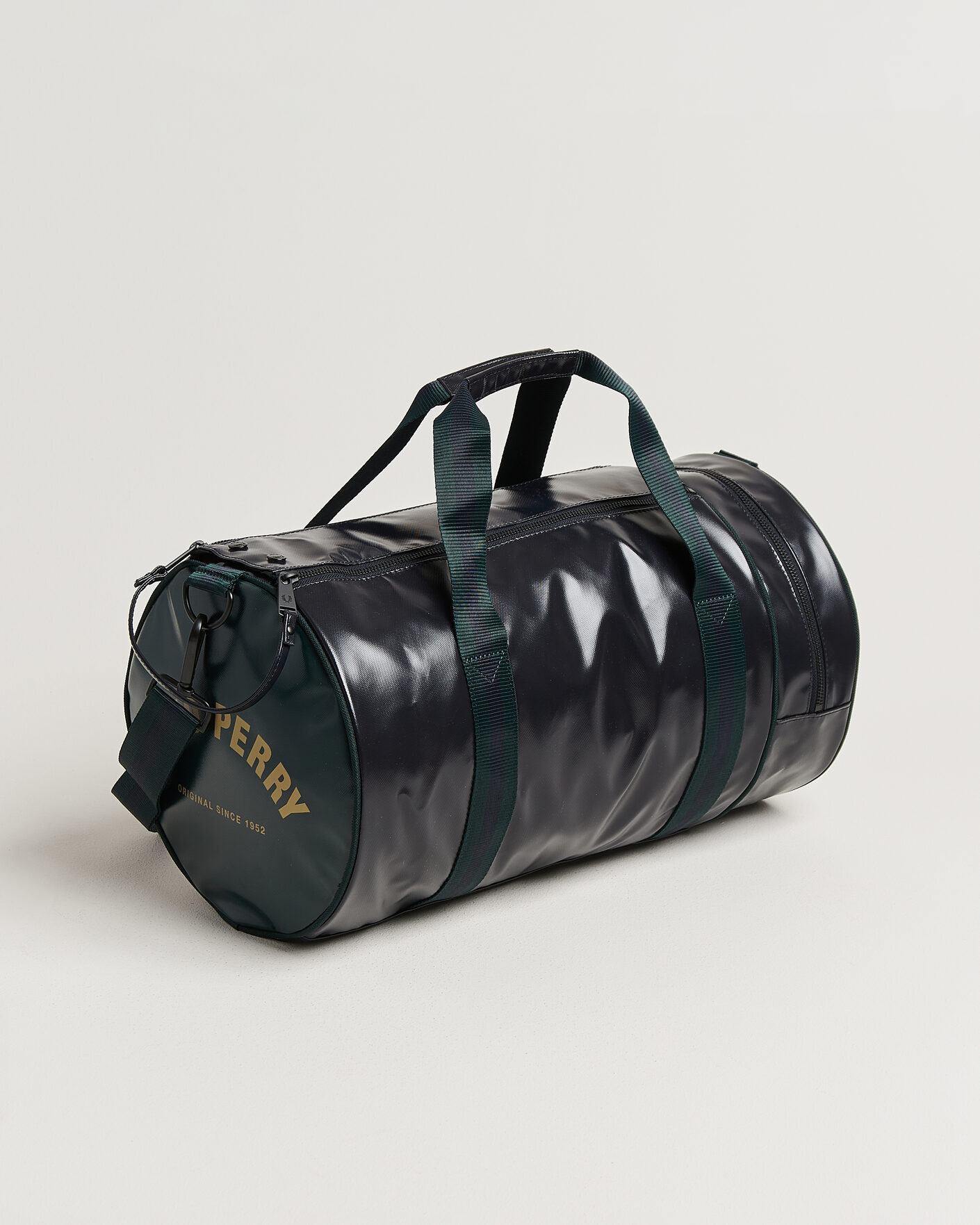 Herr | Väskor | Fred Perry | Classic Barrel Bag Navy/Grassroots Green
