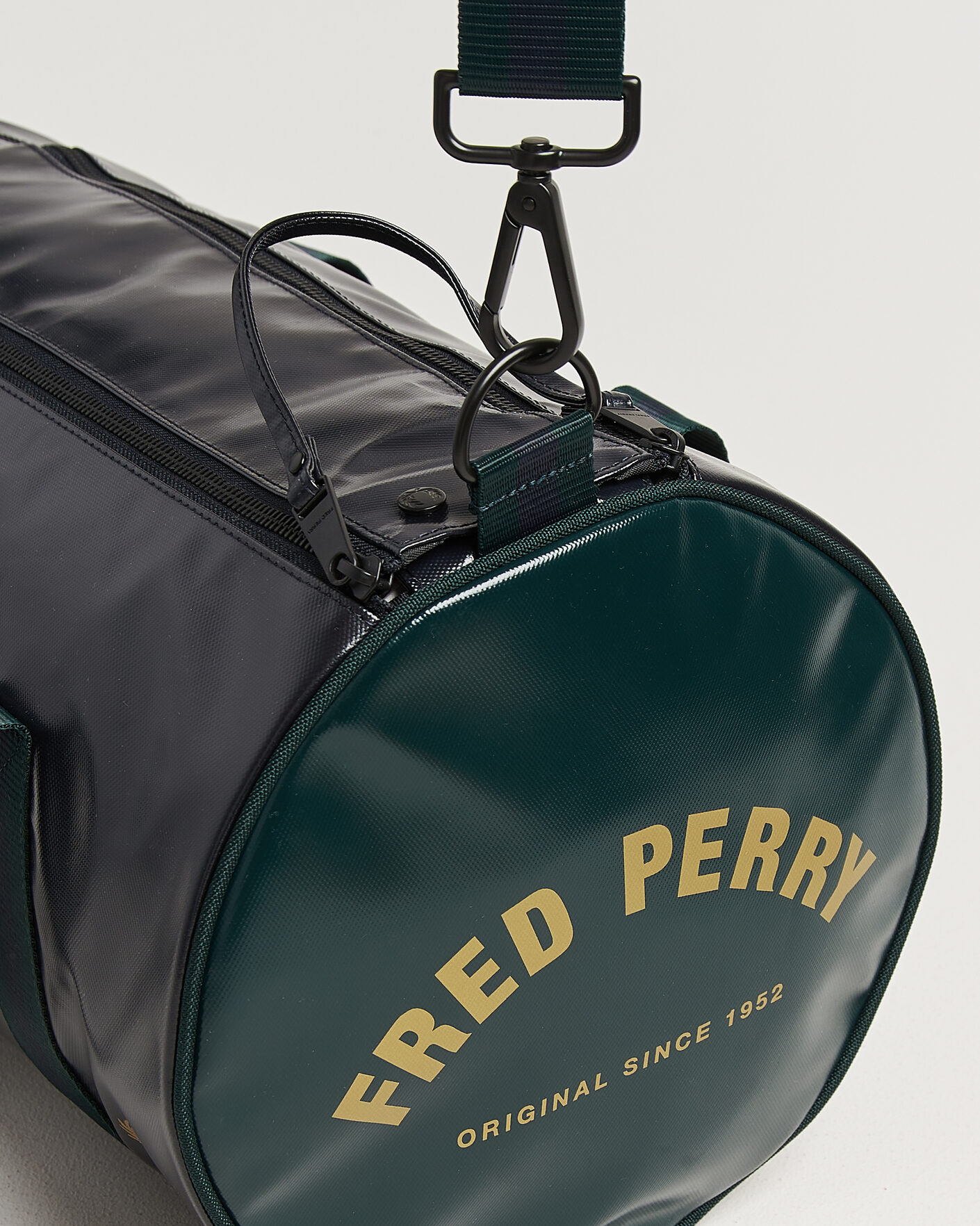 Herr | Väskor | Fred Perry | Classic Barrel Bag Navy/Grassroots Green