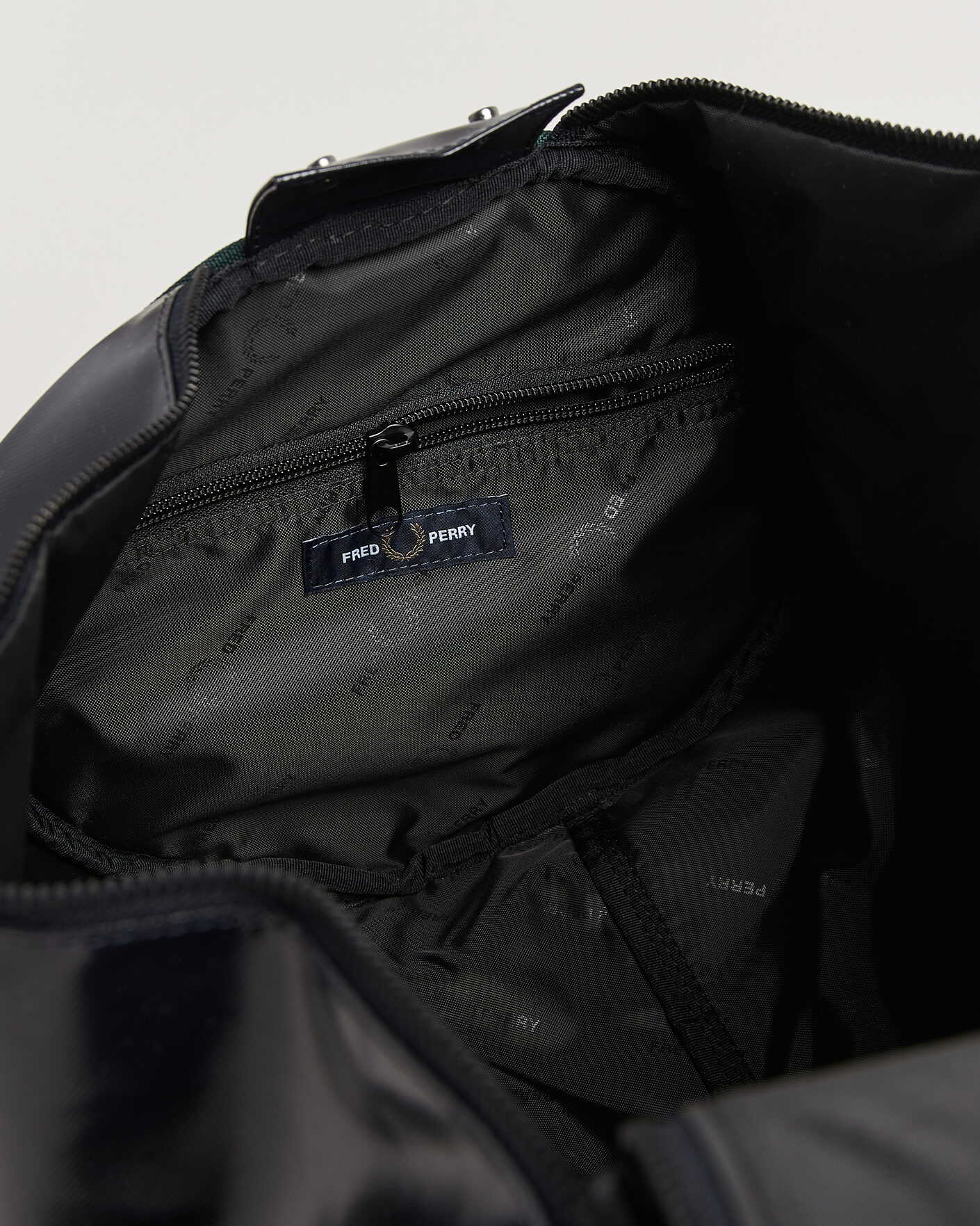 Herr | Väskor | Fred Perry | Classic Barrel Bag Navy/Grassroots Green