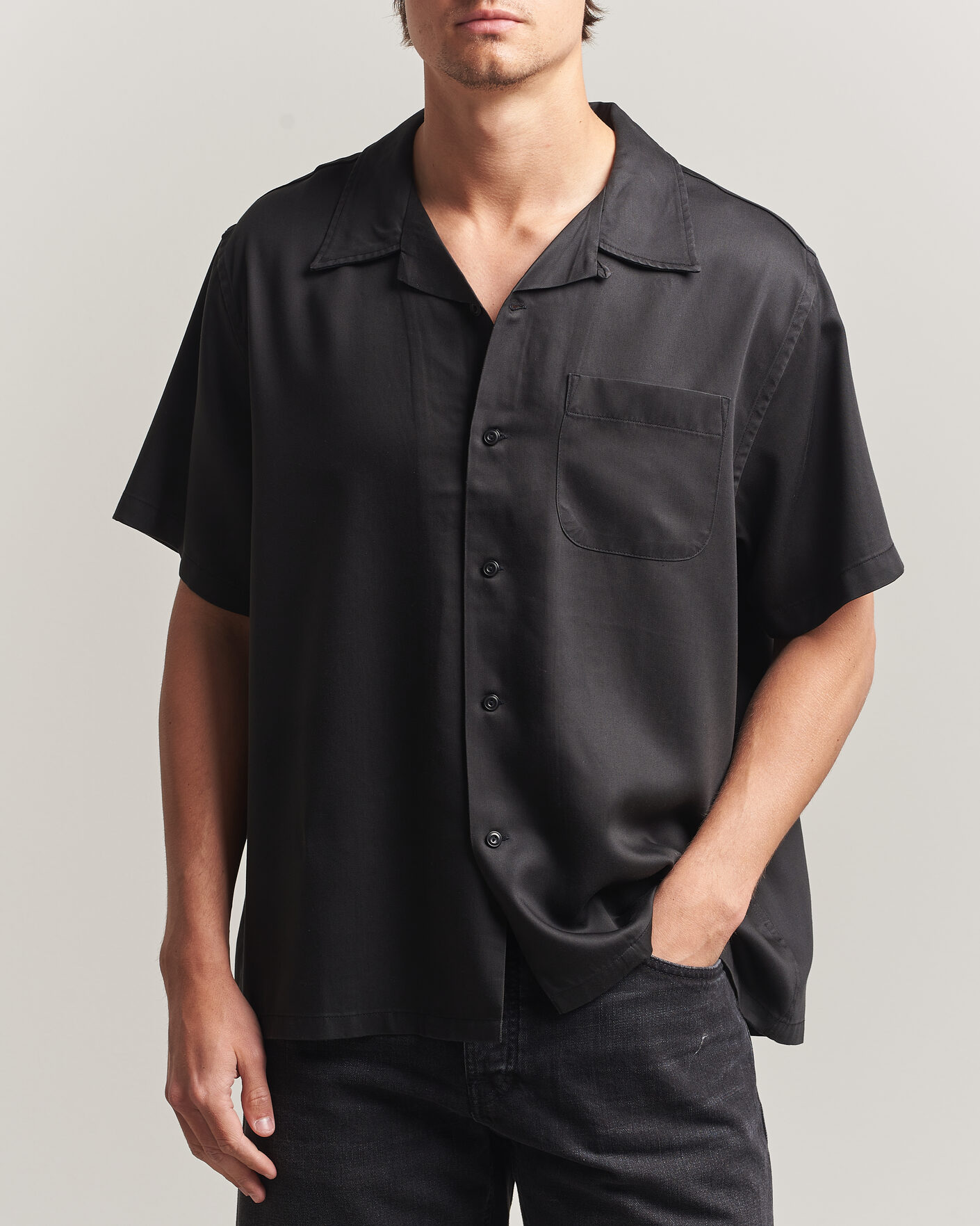 Herr | Skjortor | Nudie Jeans | Arthur Bowling Shirt Saftey Pi Black