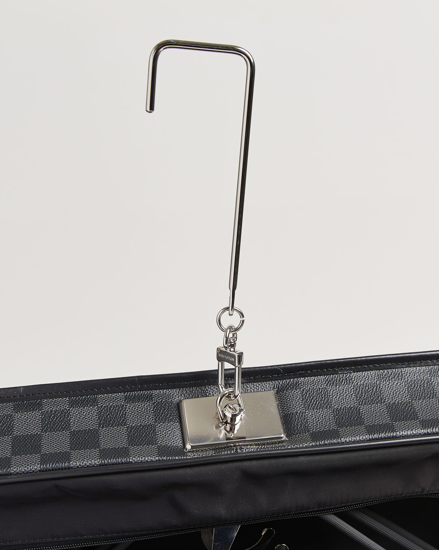 Herr | Pre-Owned & Vintage Bags | Louis Vuitton Pre-Owned | Garment Case Damier Graphite