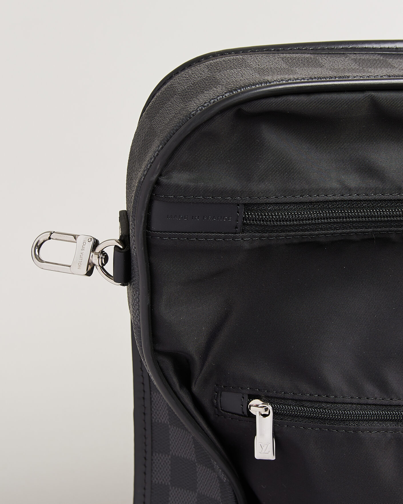 Herr | Pre-Owned & Vintage Bags | Louis Vuitton Pre-Owned | Garment Case Damier Graphite