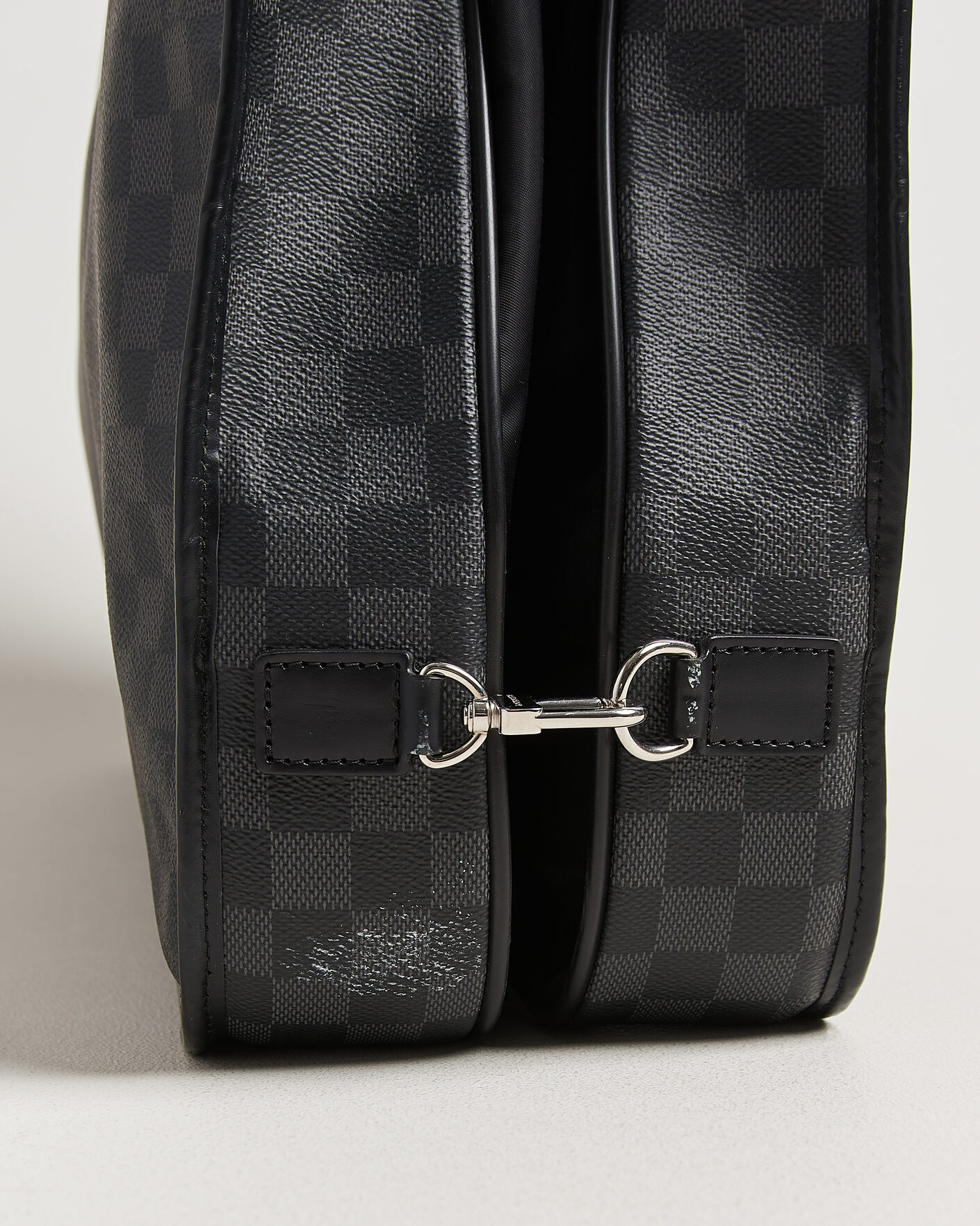Herr | Pre-Owned & Vintage Bags | Louis Vuitton Pre-Owned | Garment Case Damier Graphite
