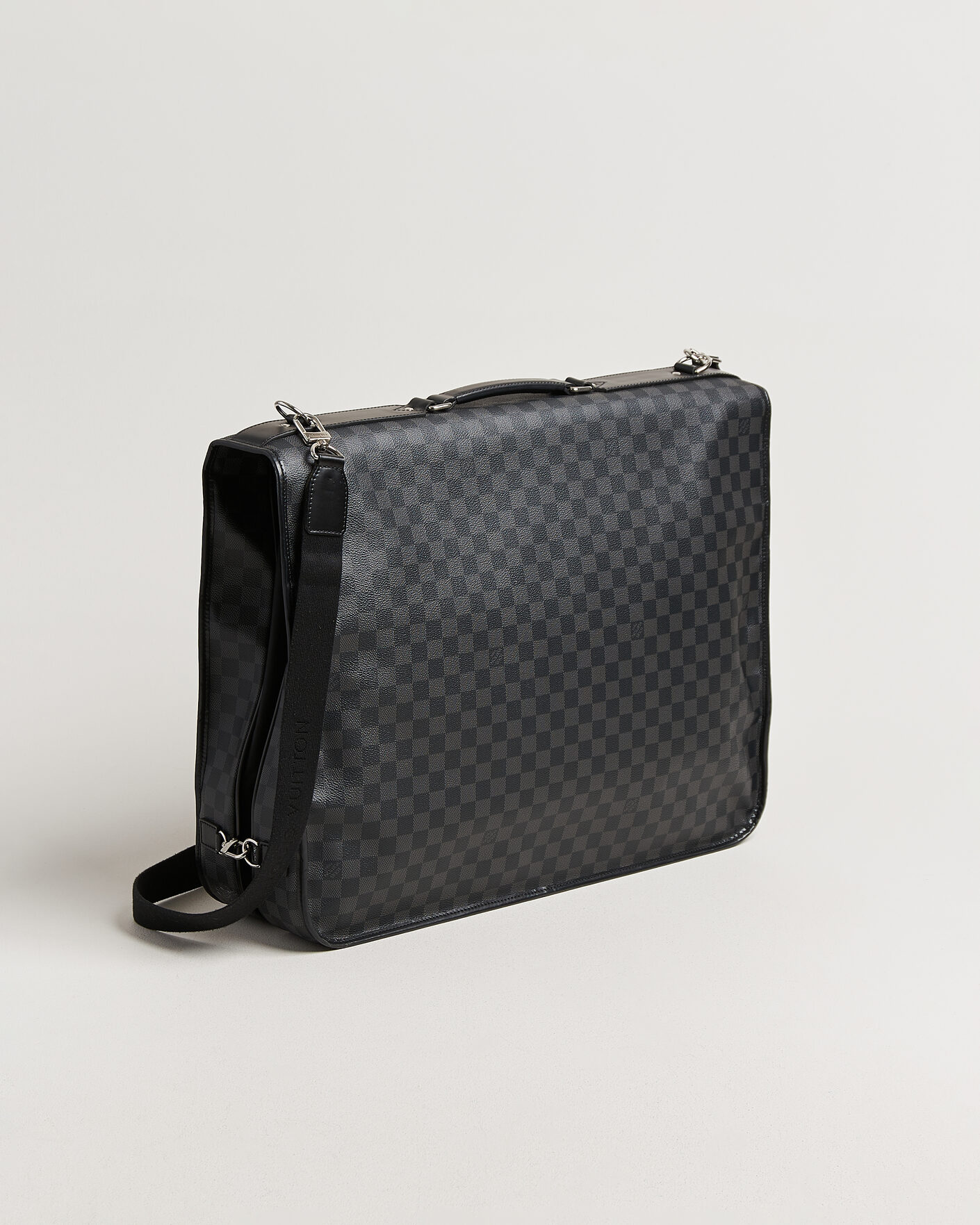 Herr | Pre-Owned & Vintage Bags | Louis Vuitton Pre-Owned | Garment Case Damier Graphite