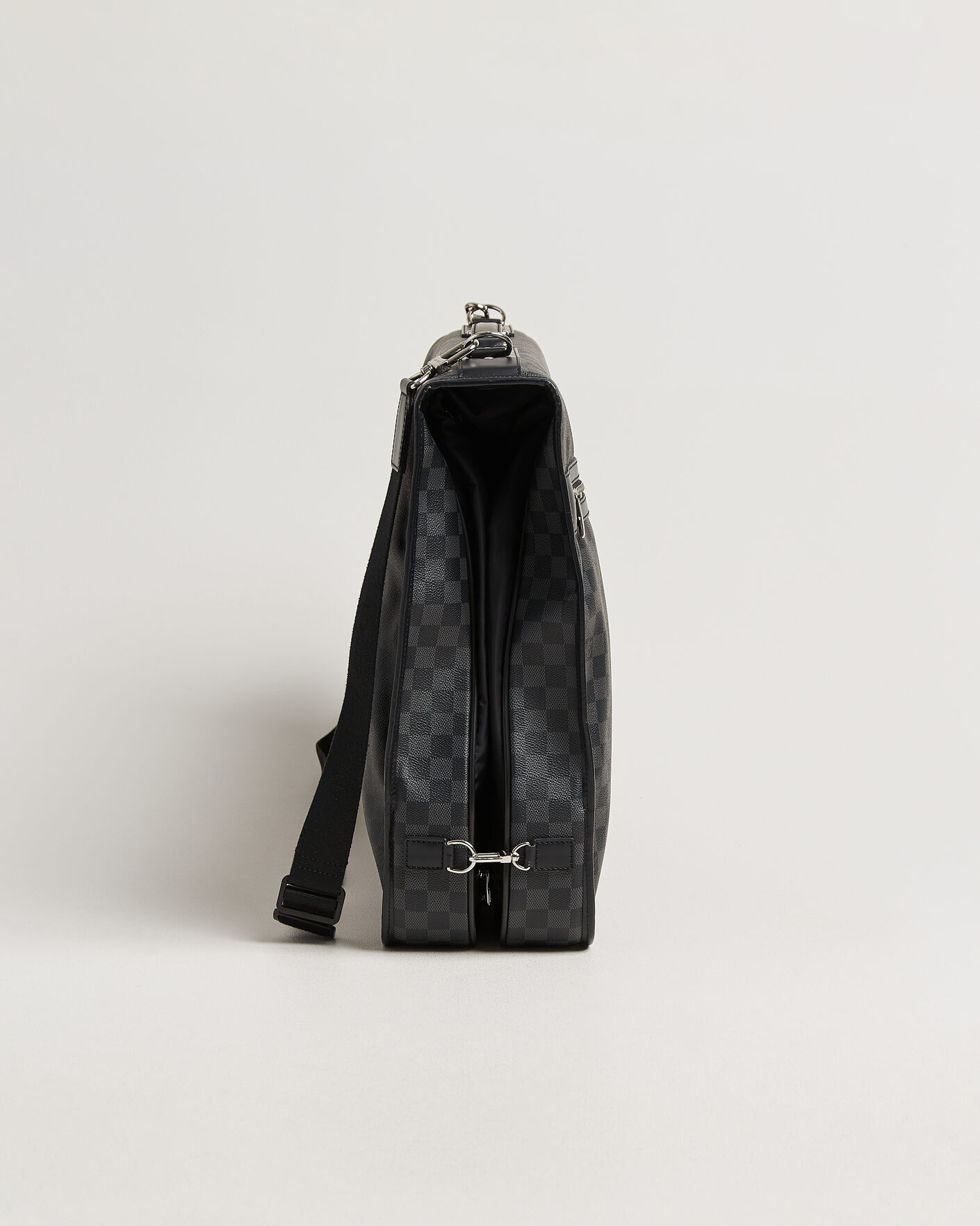 Herr | Pre-Owned & Vintage Bags | Louis Vuitton Pre-Owned | Garment Case Damier Graphite