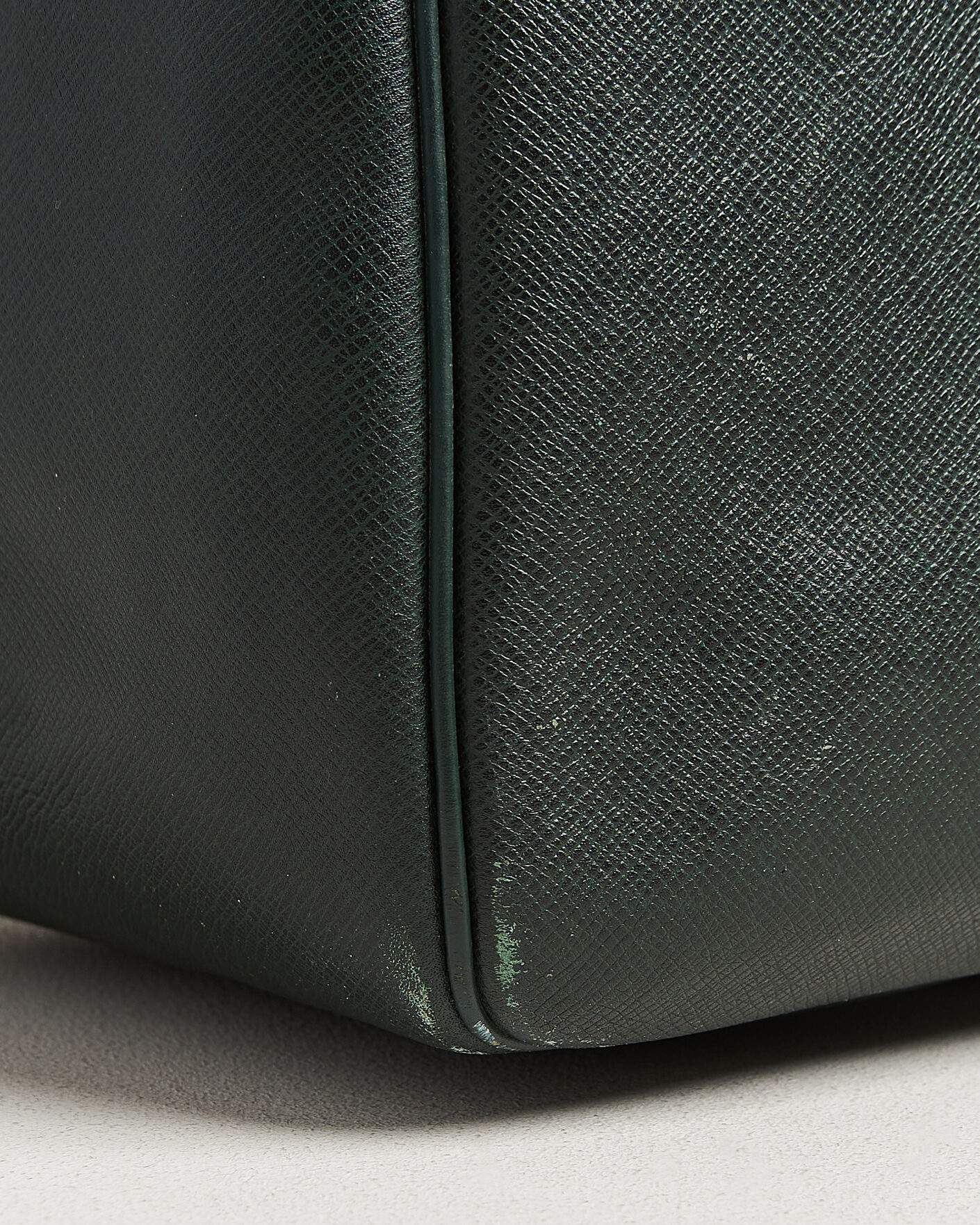 Herr | Pre-Owned & Vintage Bags | Louis Vuitton Pre-Owned | Taiga Kendall Weekend Bag GM Green