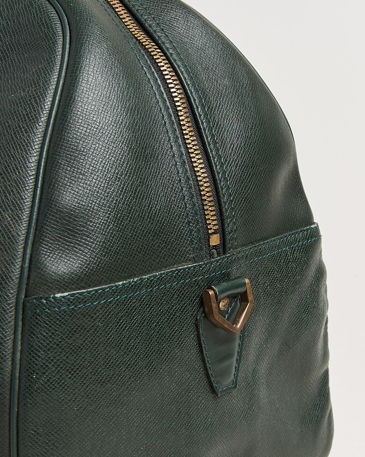 Herr | Pre-Owned & Vintage Bags | Louis Vuitton Pre-Owned | Taiga Kendall Weekend Bag GM Green