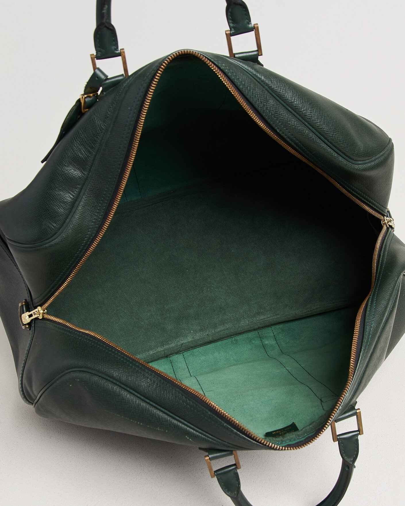 Herr | Pre-Owned & Vintage Bags | Louis Vuitton Pre-Owned | Taiga Kendall Weekend Bag GM Green