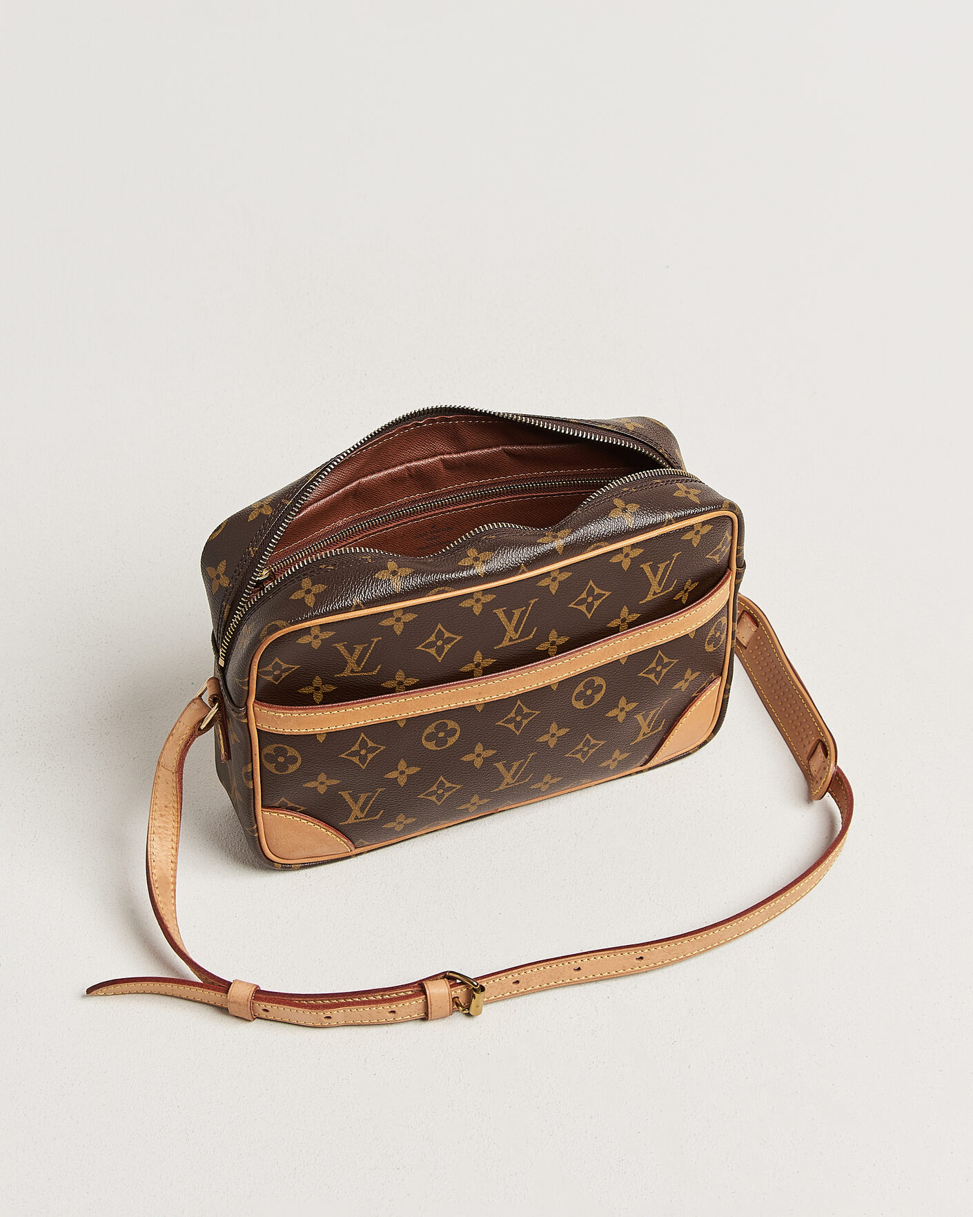 Herr | Pre-Owned & Vintage Bags | Louis Vuitton Pre-Owned | Trocadero 27 Bag Monogram