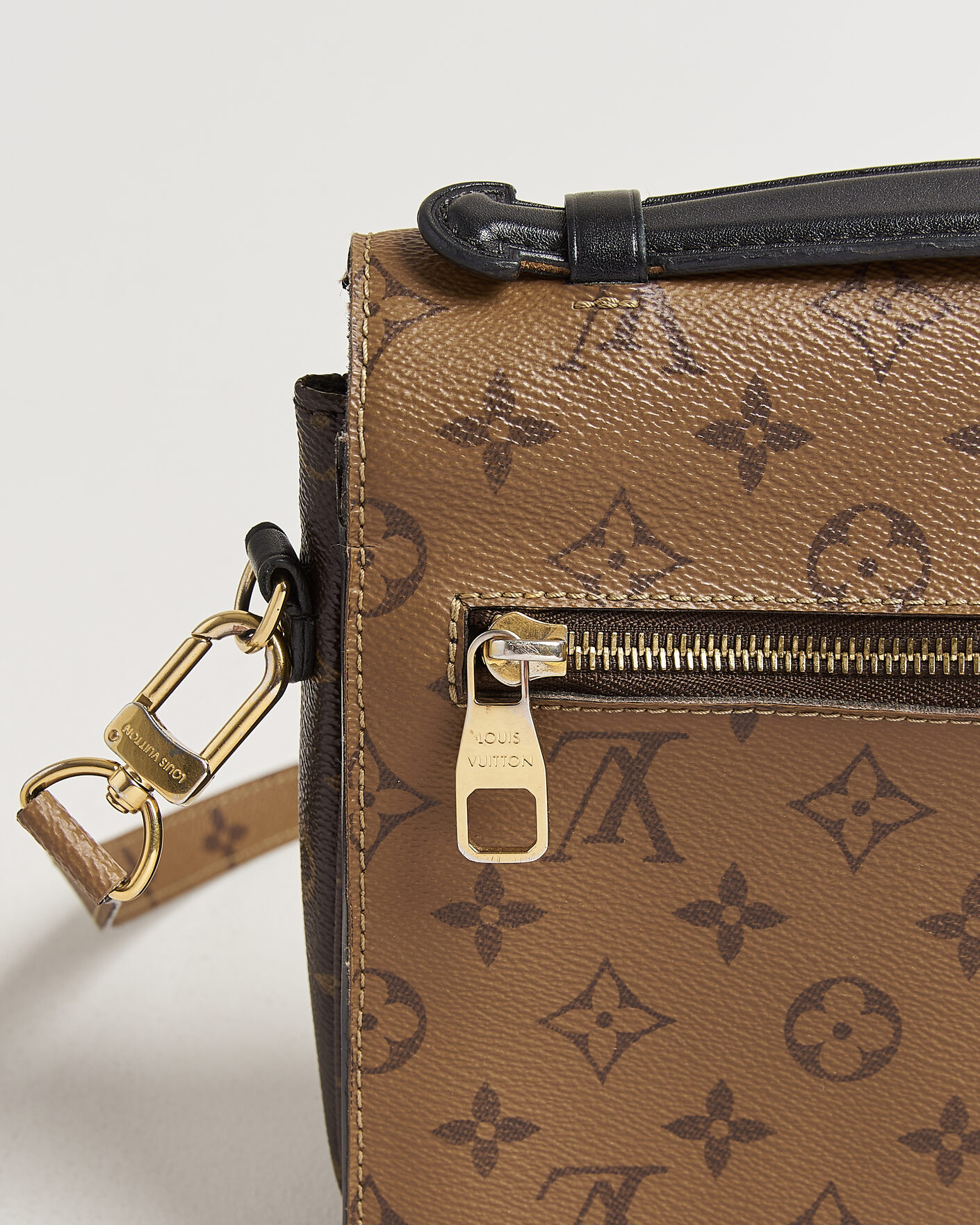 Herr | Pre-Owned & Vintage Bags | Louis Vuitton Pre-Owned | Pochette Métis Reverse Monogram