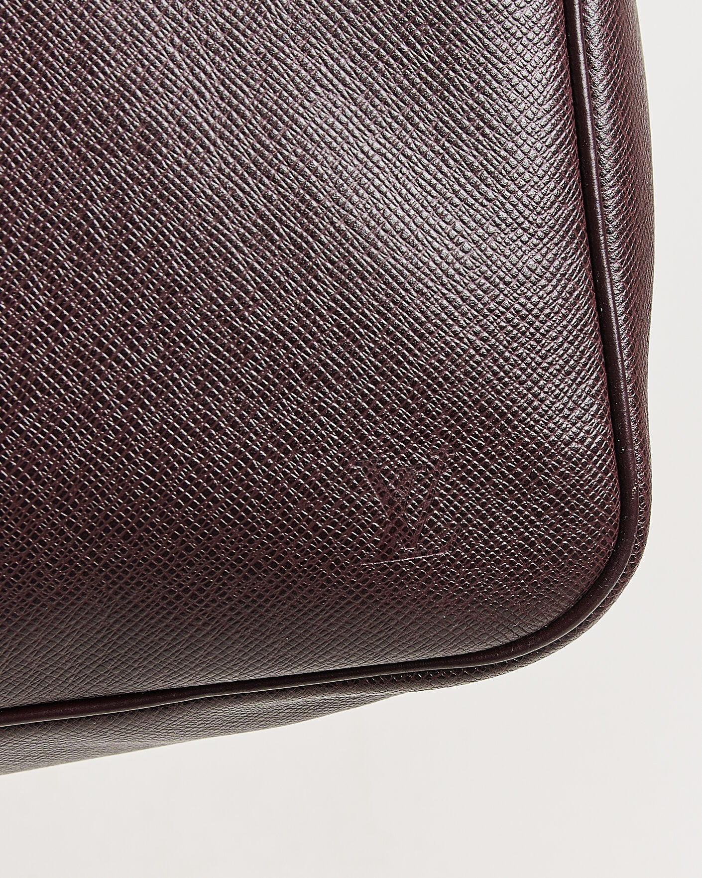 Herr | Pre-Owned & Vintage Bags | Louis Vuitton Pre-Owned | Taiga Kendall Weekend Bag PM Burgundy