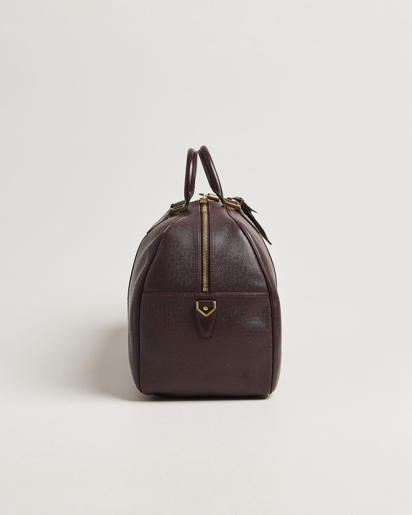 Herr | Pre-Owned & Vintage Bags | Louis Vuitton Pre-Owned | Taiga Kendall Weekend Bag PM Burgundy