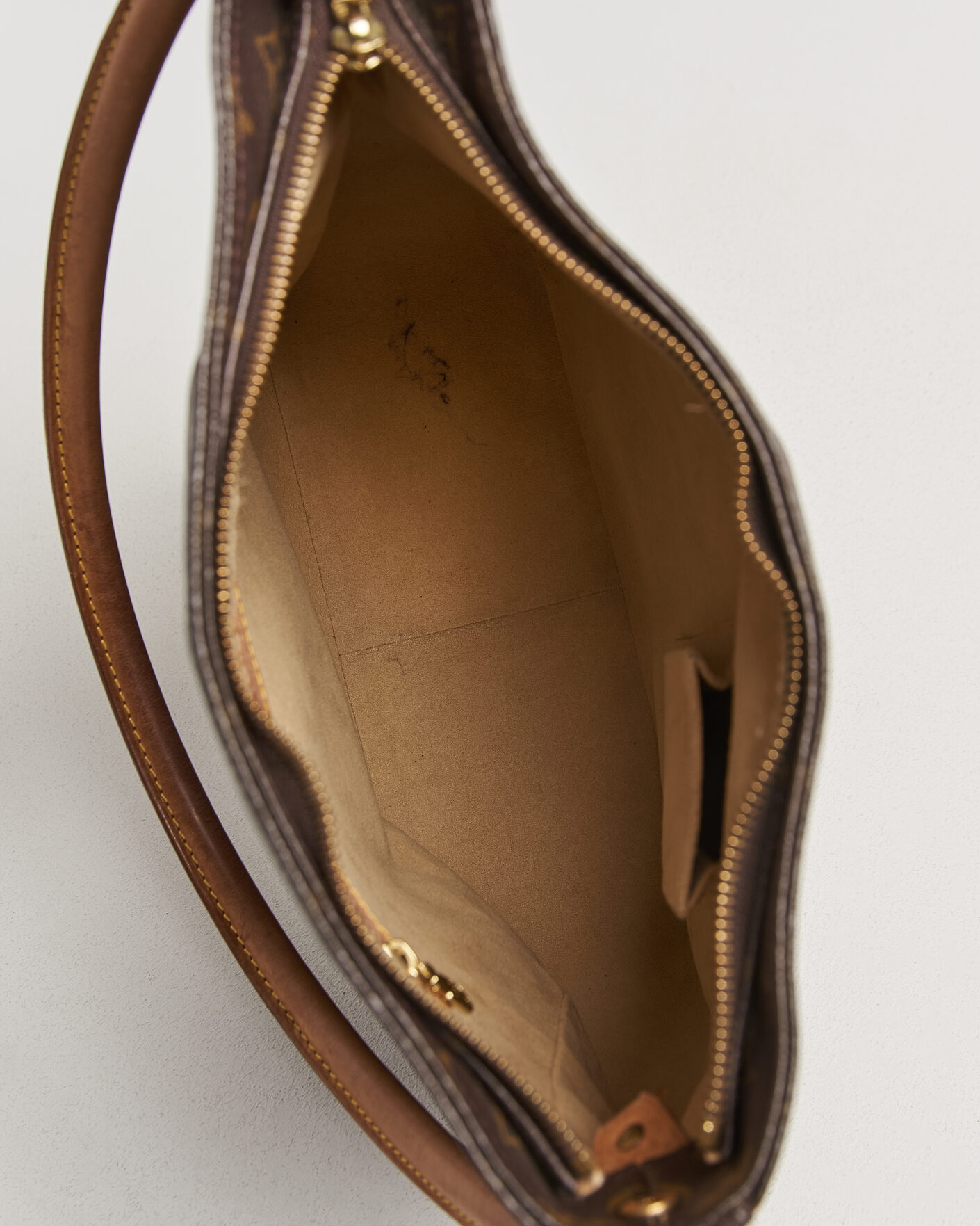 Herr | Pre-Owned & Vintage Bags | Louis Vuitton Pre-Owned | Looping Handbag GM Monogram